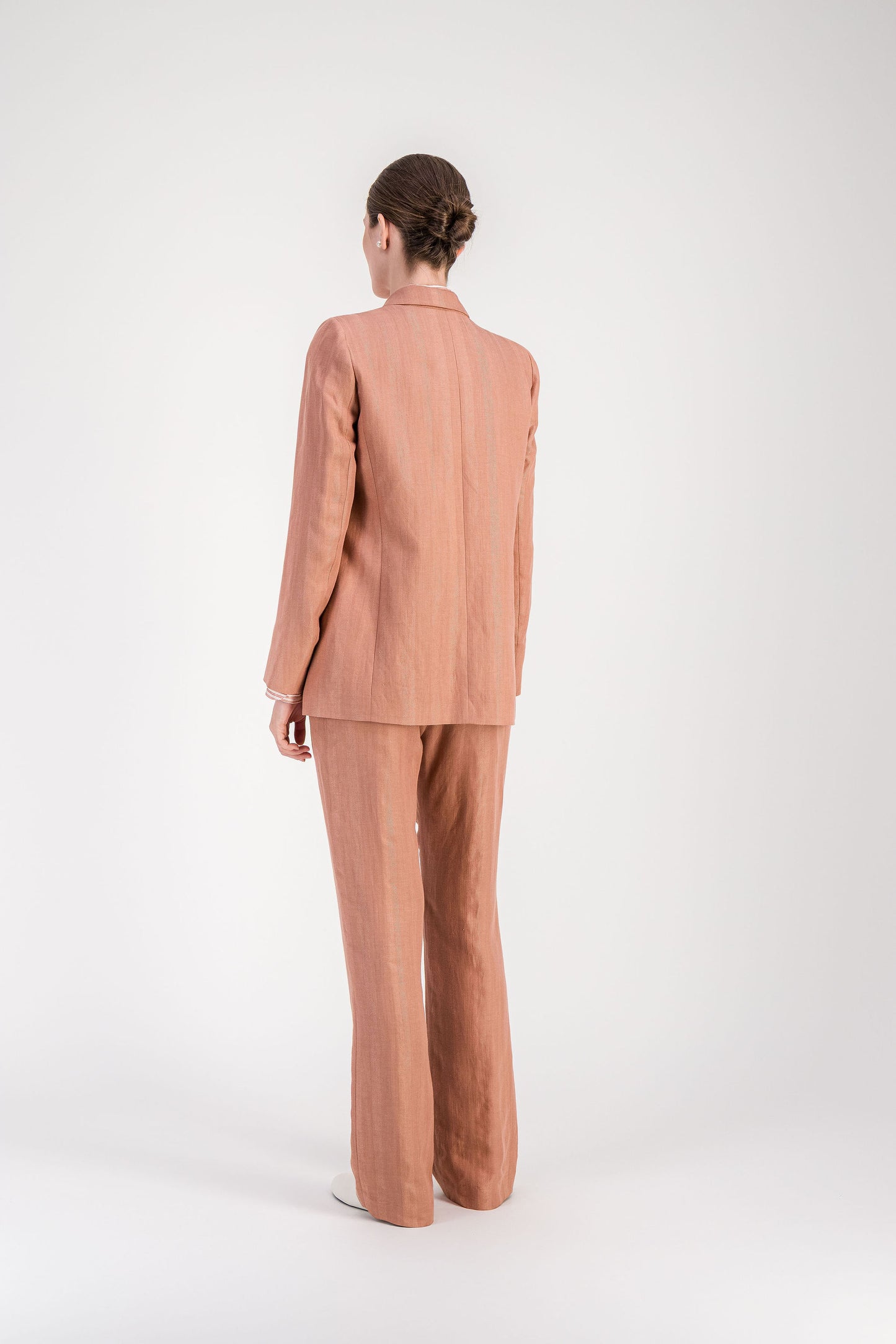 Veste en lin mélangé jaune clair avec col tailleur structuré et boutons brodés.