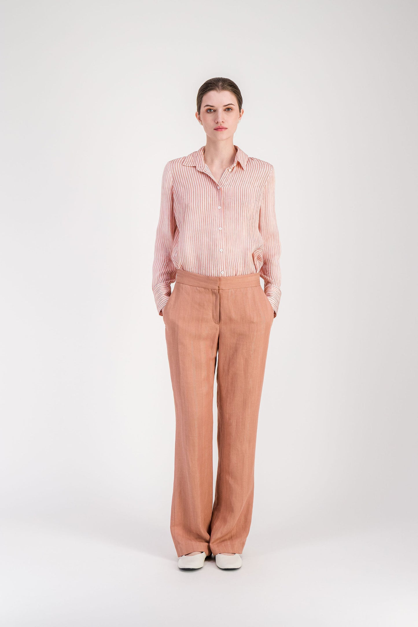 Pantalon tailleur rose ancien à coupe droite avec pince frontale.