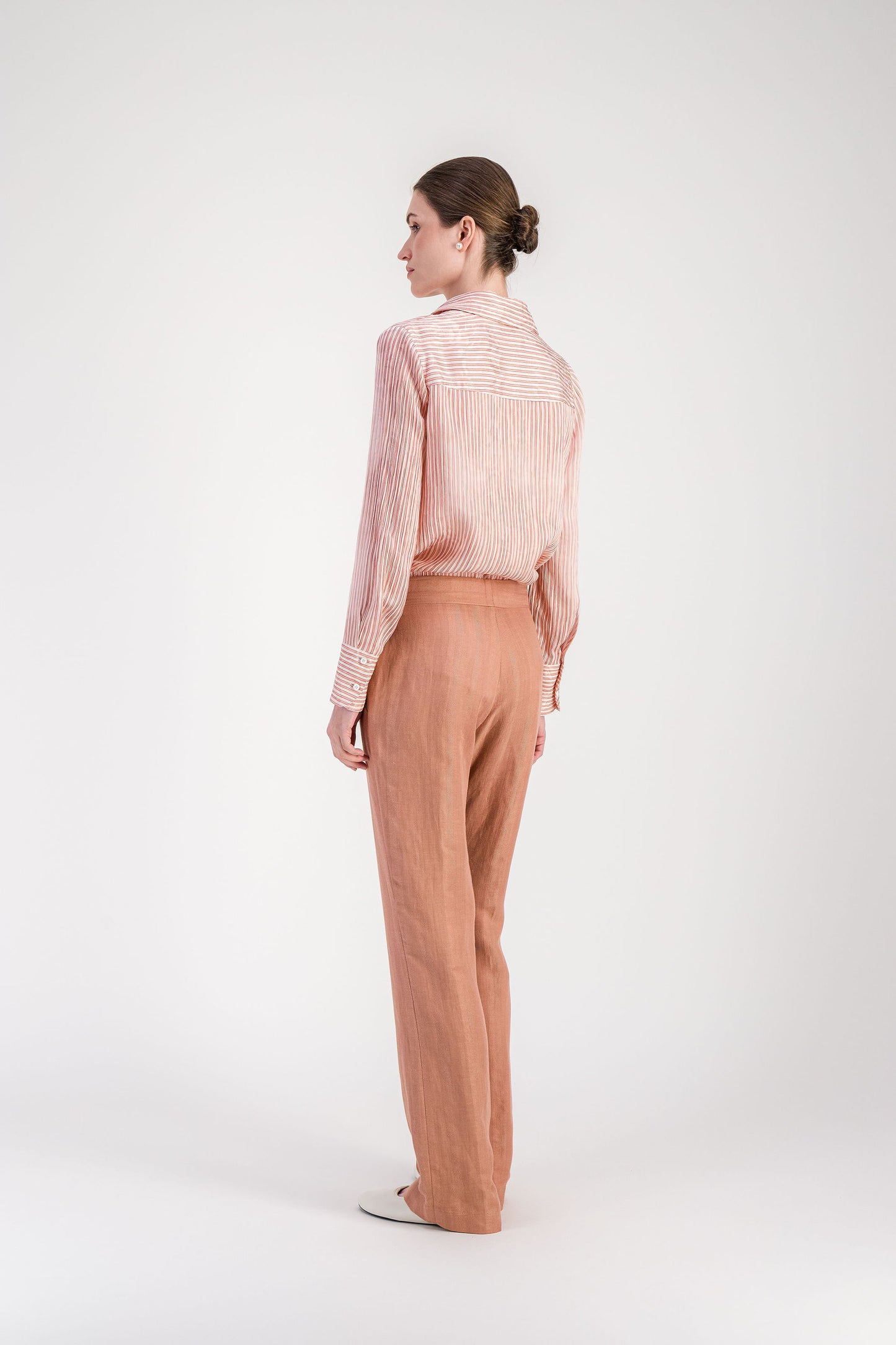 Pantalon habillé rose ancien avec pince sur le devant et silhouette droite.