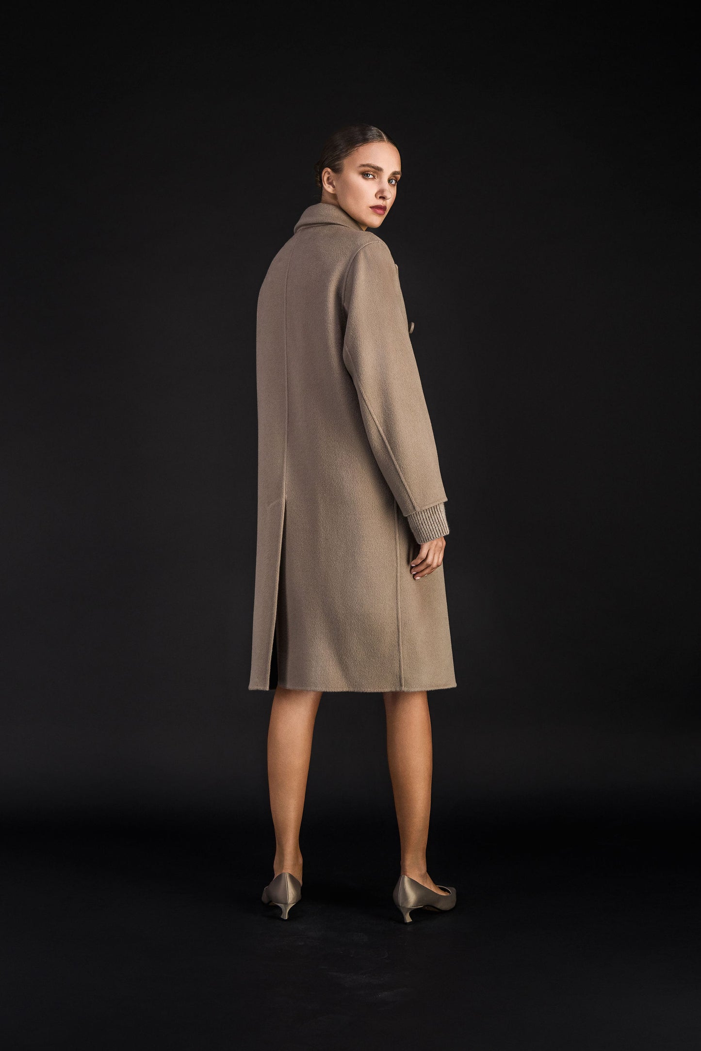 Manteau long brodé taupe moyen