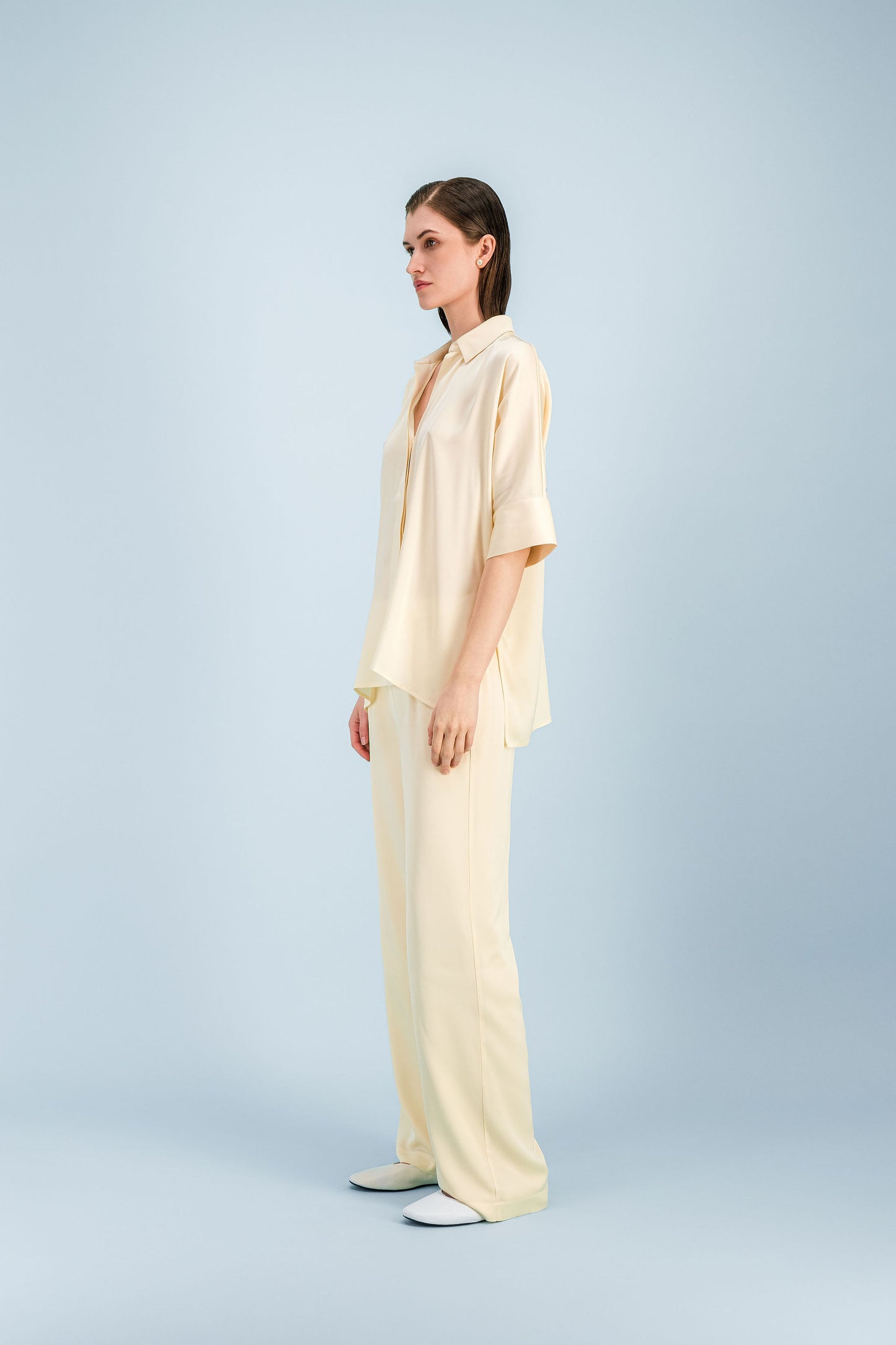 Chemise oversize en soie mélangée jaune clair avec ouvertures latérales et tombé fluide.