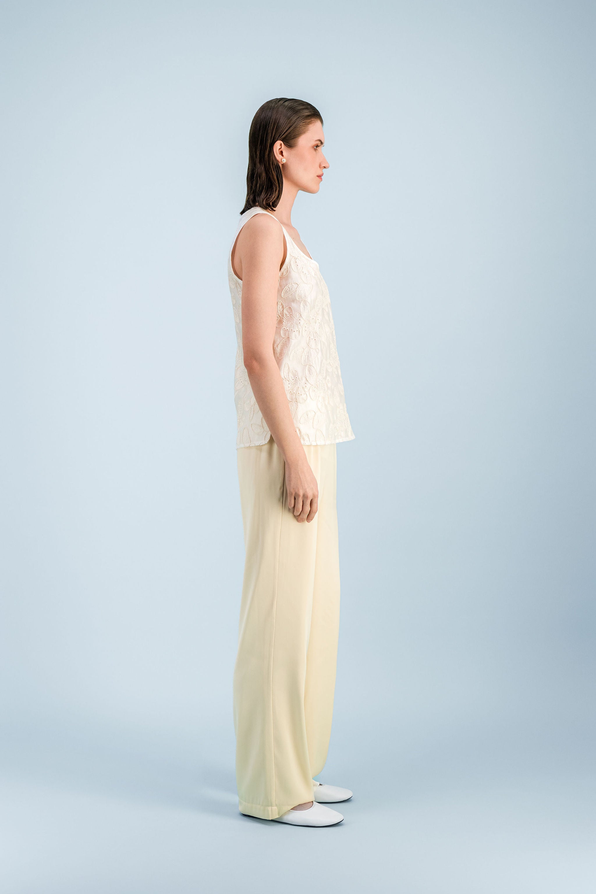 Débardeur blanc cassé avec motif floral texturé et silhouette légère.