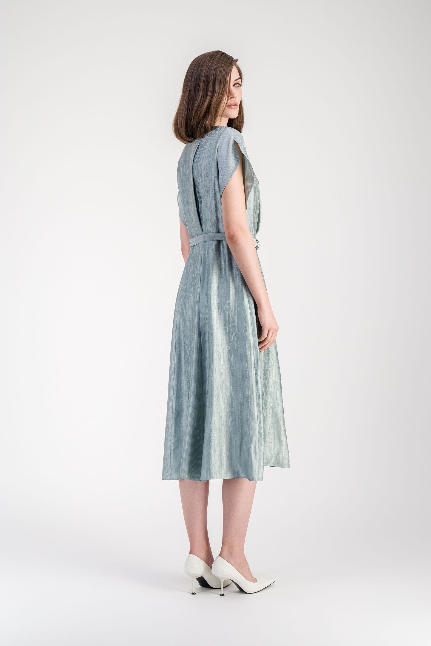 Robe vert sauge texturée avec col V, manches courtes et silhouette féminine.