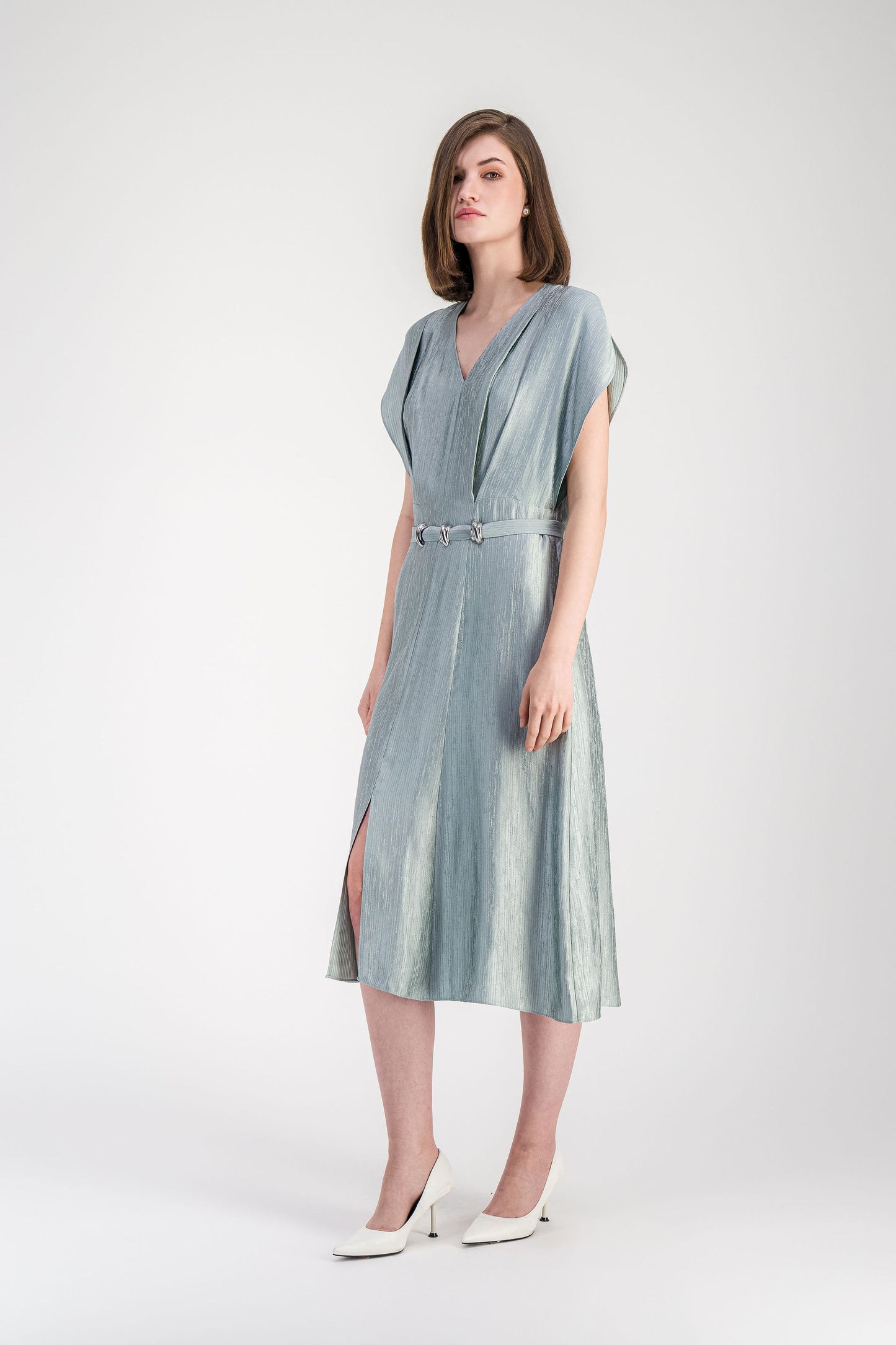 Robe midi vert sauge avec manches courtes légèrement bouffantes et ceinture à nouer.