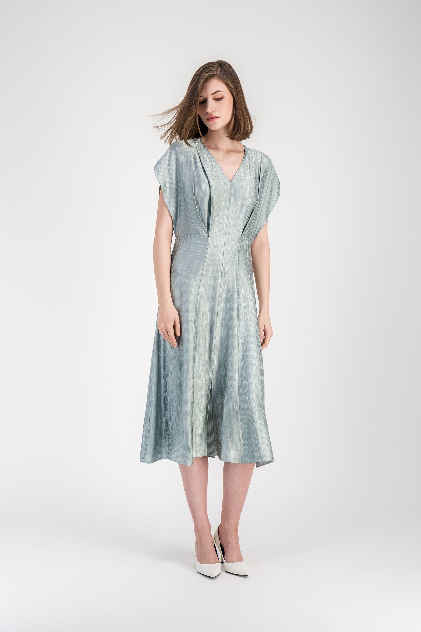 Robe élégante couleur sauge avec encolure en V, tissu texturé et taille marquée.