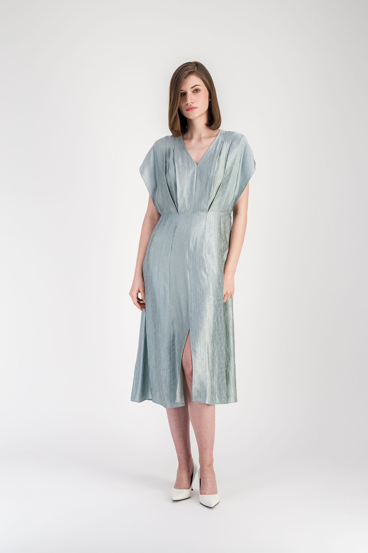 Robe femme vert sauge fluide avec ceinture décorative et silhouette élégante.