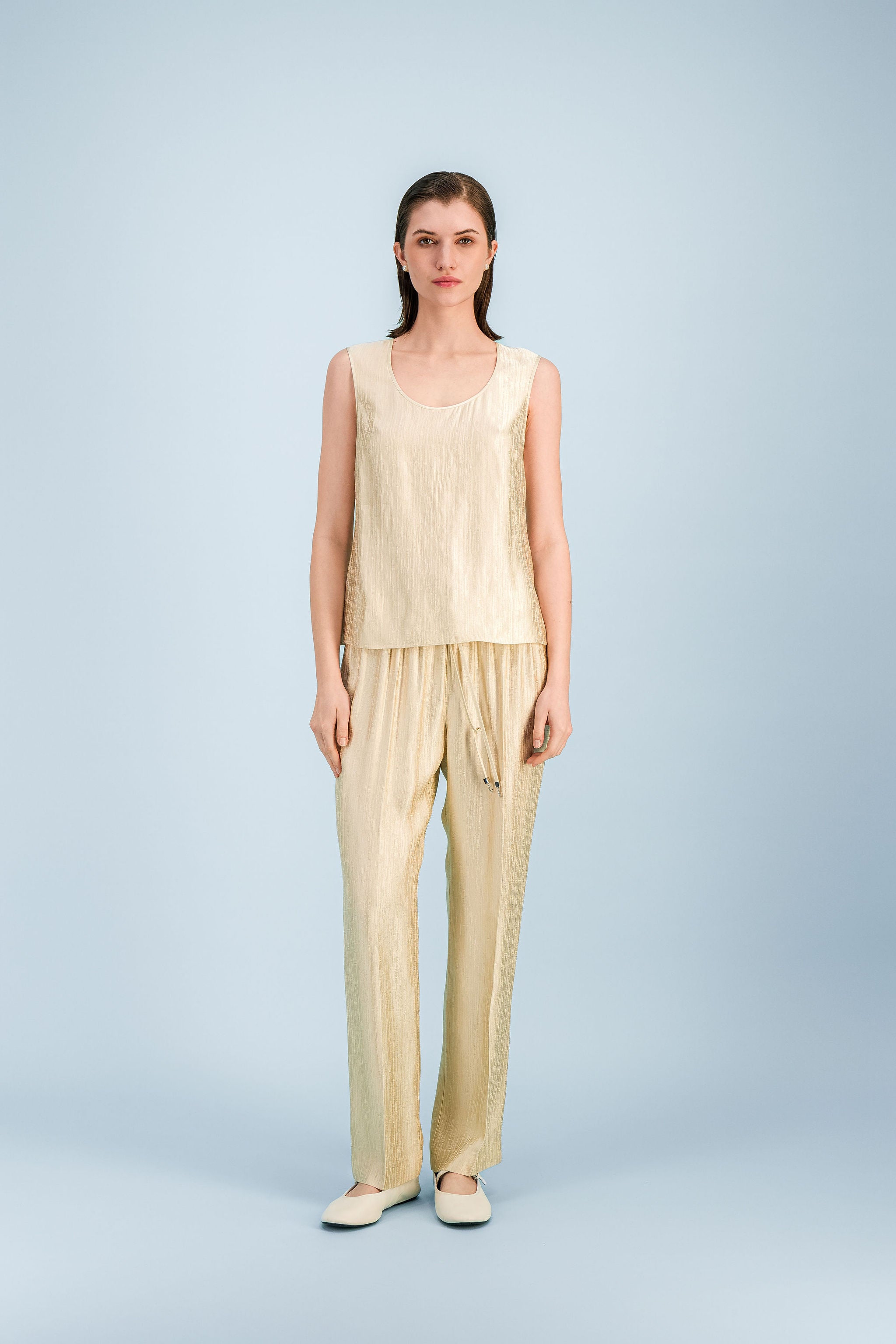 Top ample jaune clair texturé à encolure ronde, silhouette fluide et minimaliste.