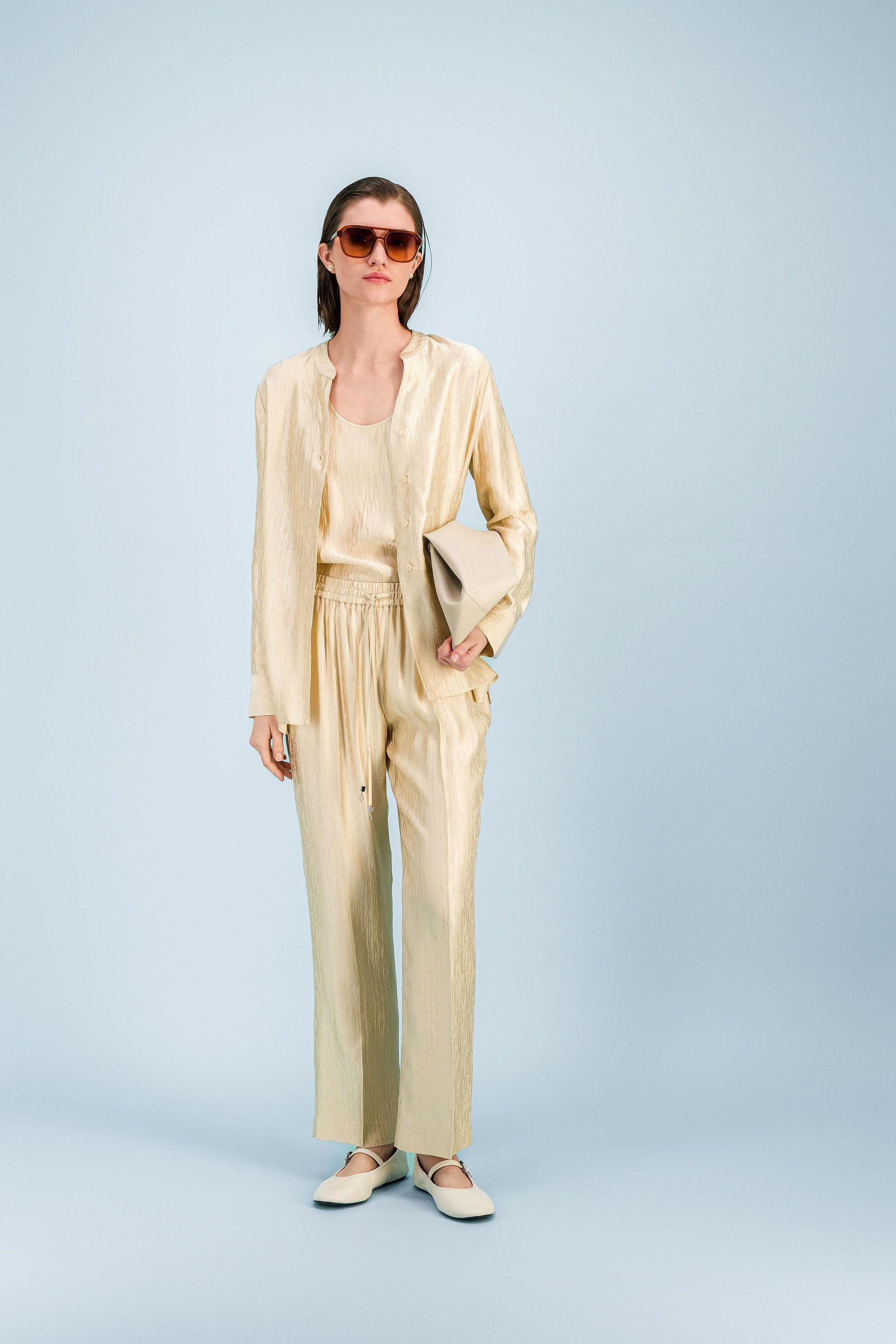 Tunique légère jaune clair avec col tunisien et fentes latérales.