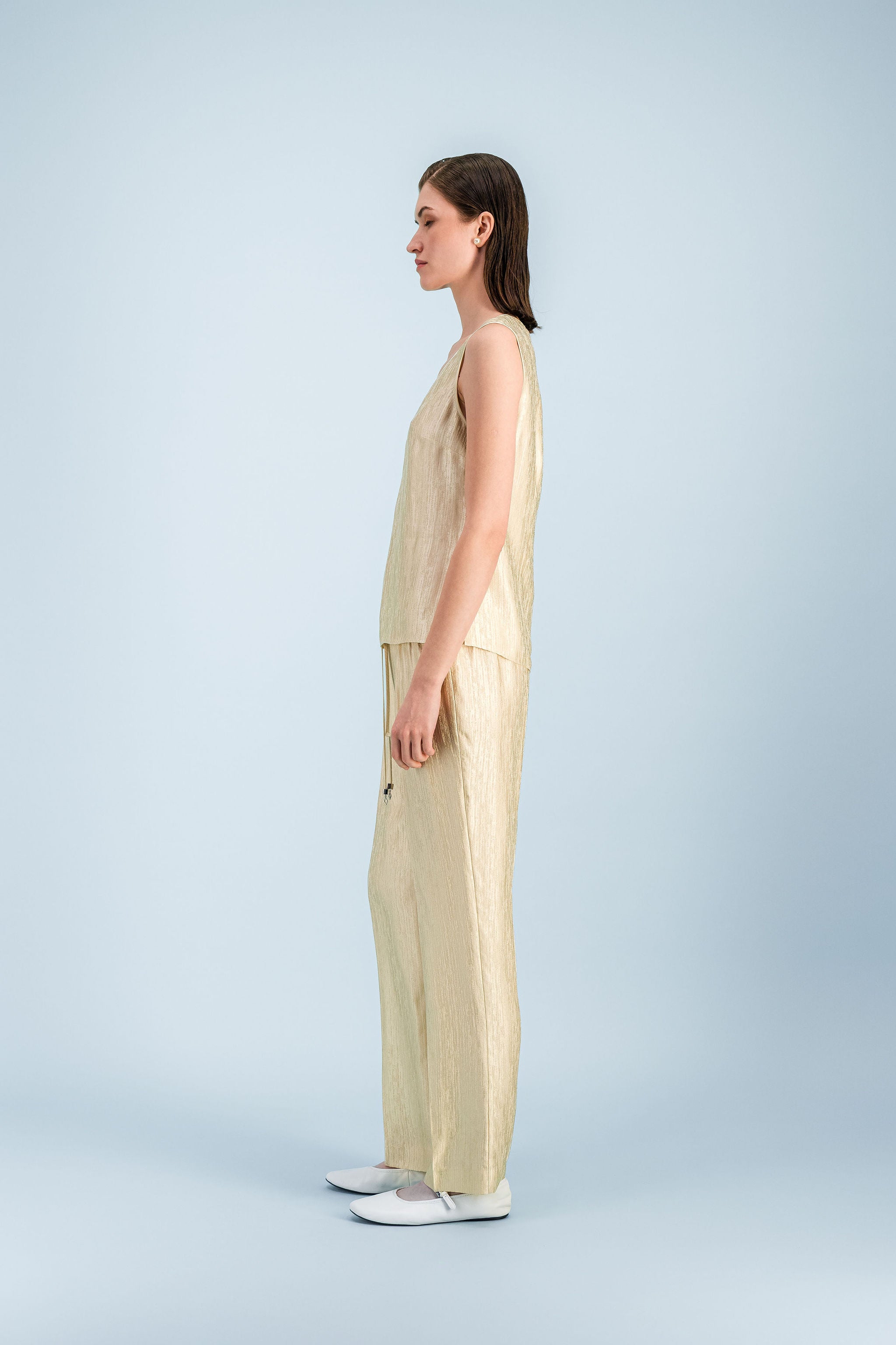 Débardeur élégant jaune clair texturé avec finition satinée à l’encolure.