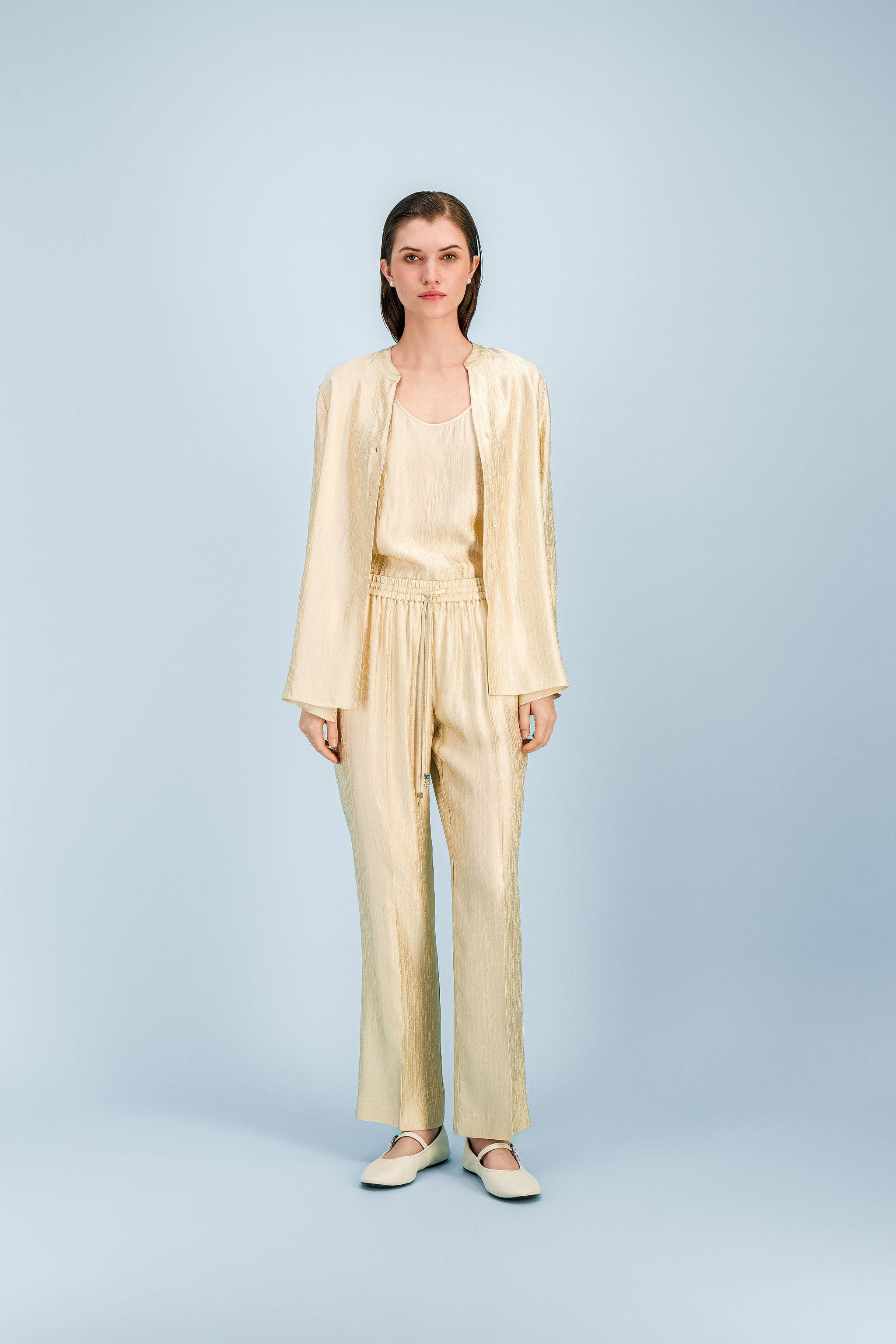 Tunique fluide jaune clair avec encolure fendue et coupe droite.