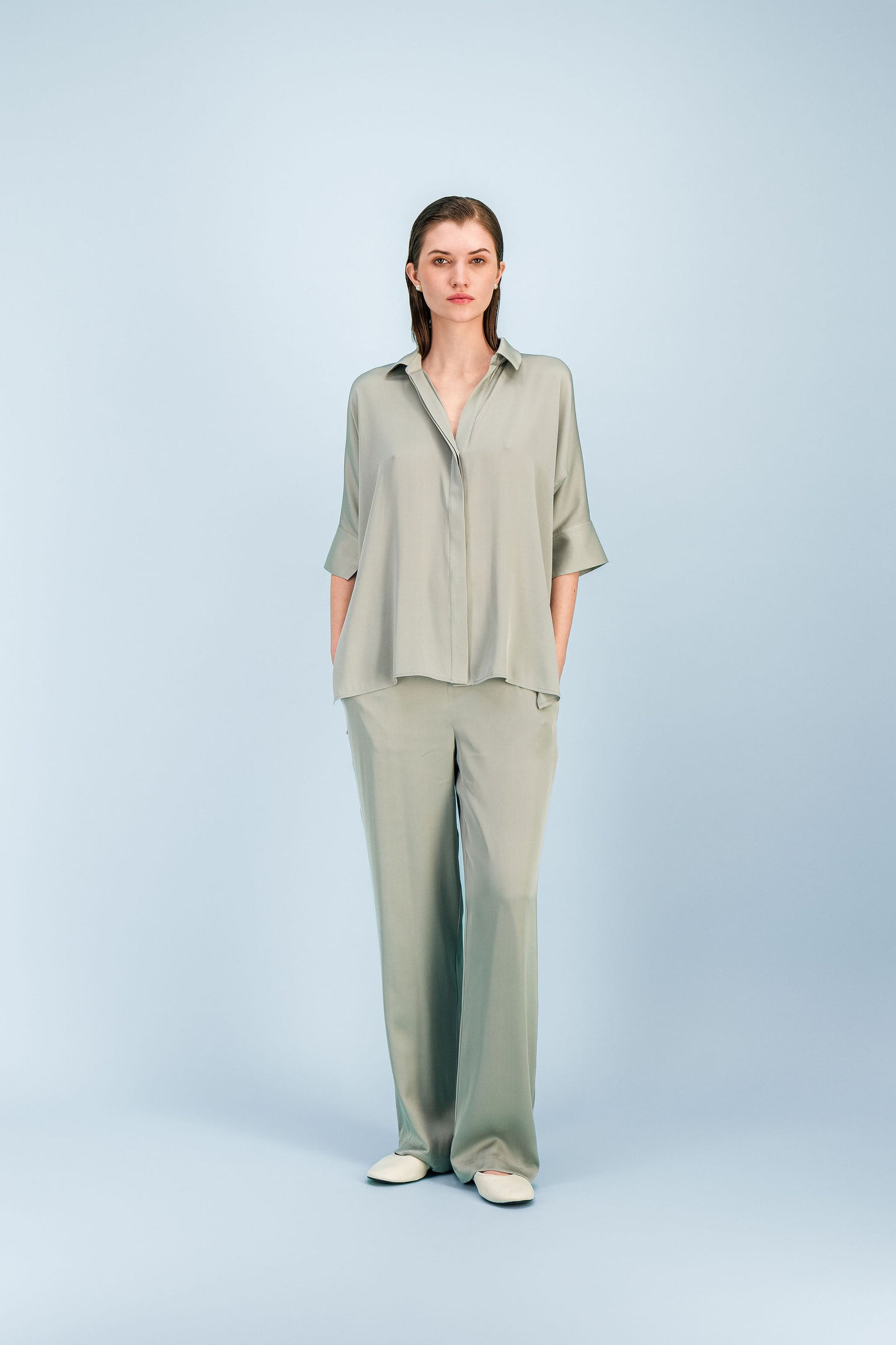 Tunique en soie sauge à coupe ample avec col classique et matière lisse.