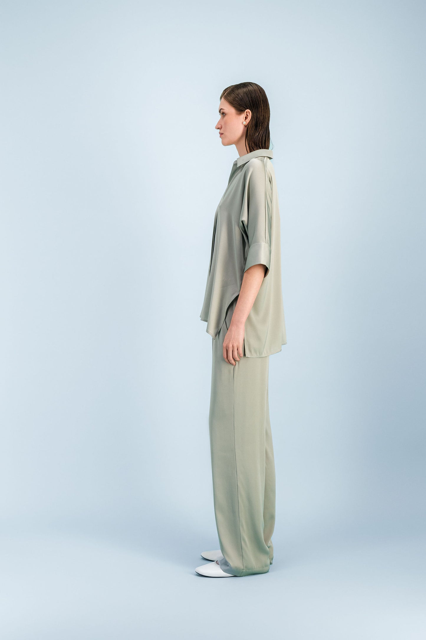 Tunique en soie couleur sauge avec col classique et ouvertures latérales.
