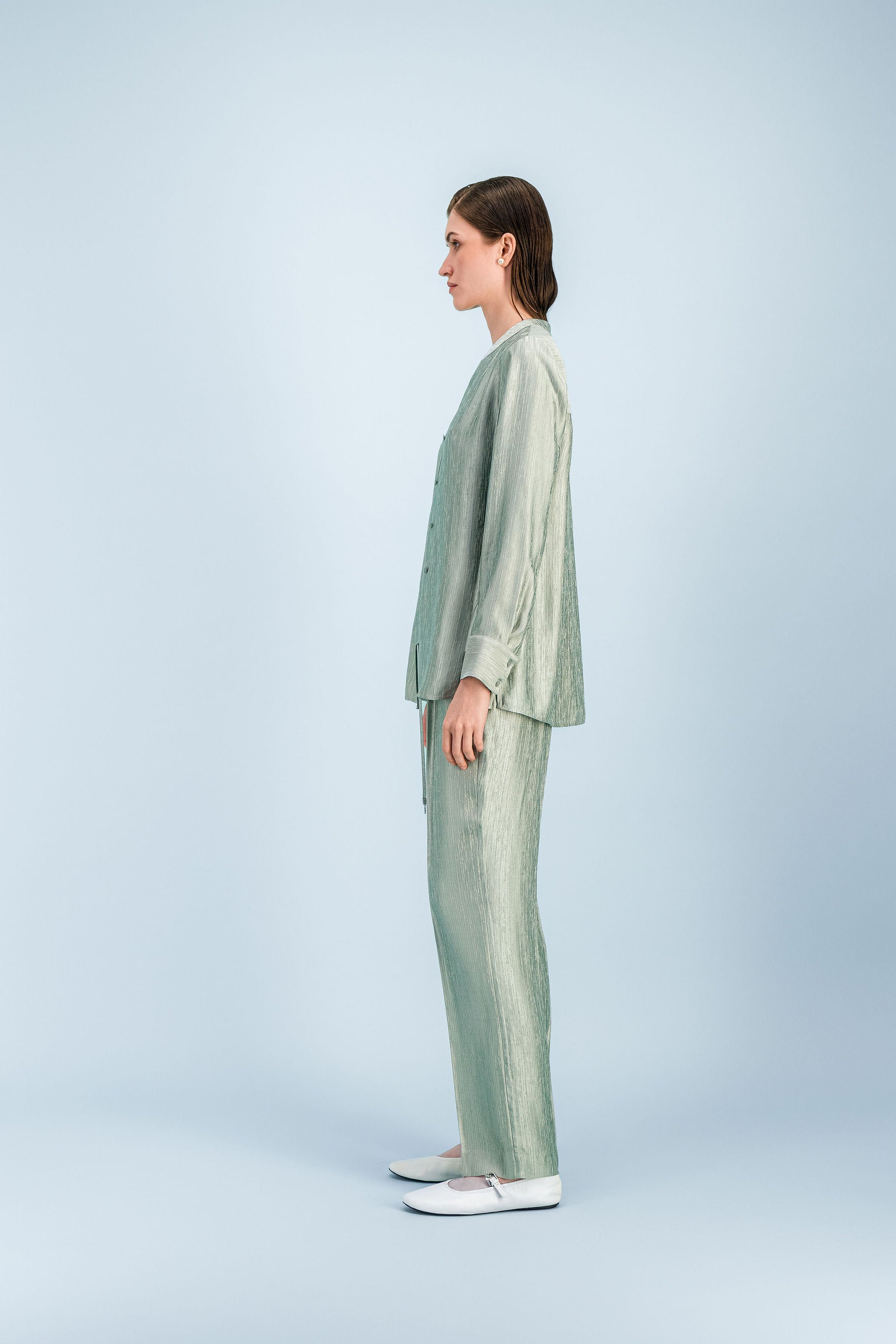 Pantalon vert sauge fluide avec taille souple et cordon ajustable.