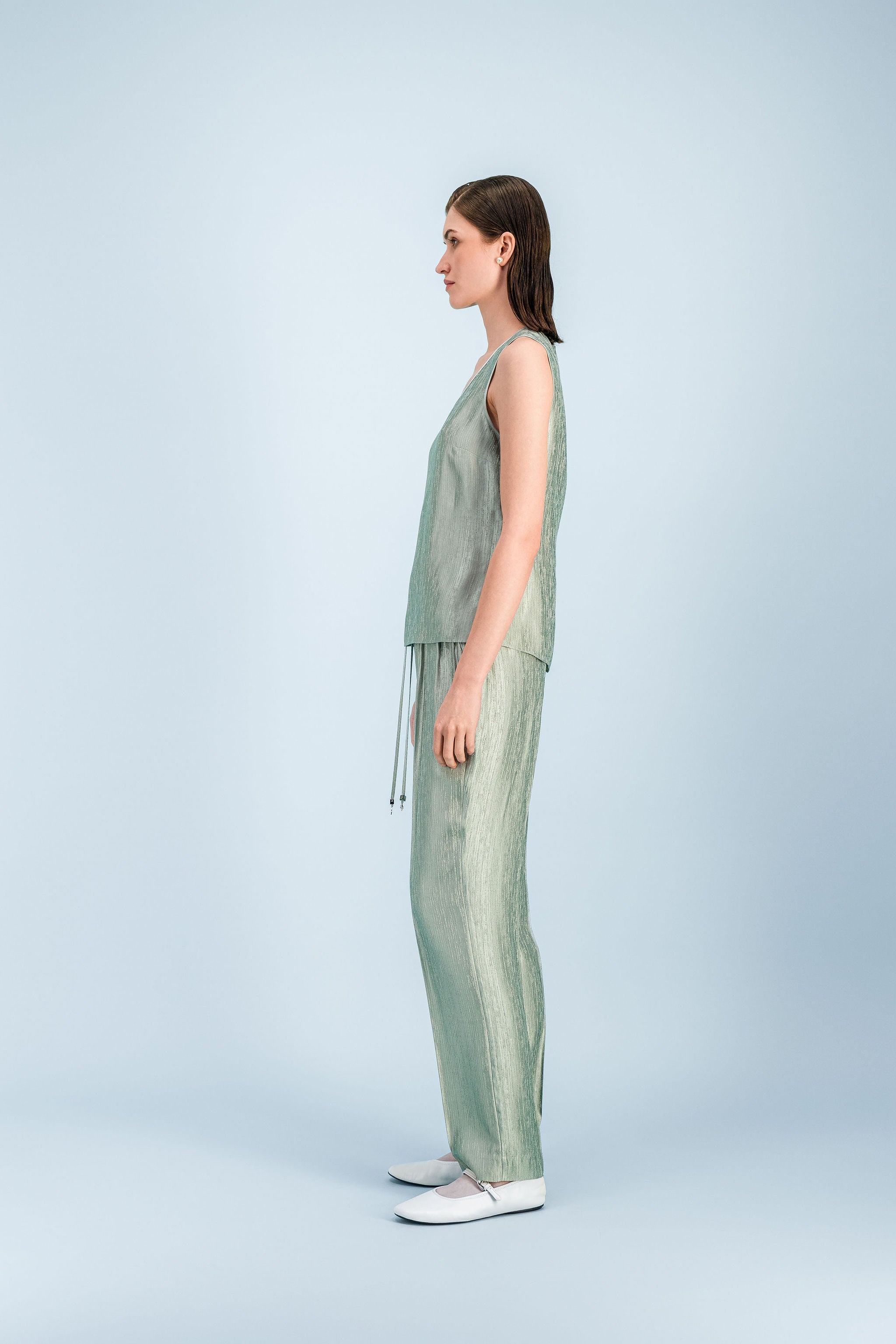 Débardeur élégant vert sauge en matière texturée avec finition satinée à l’encolure.