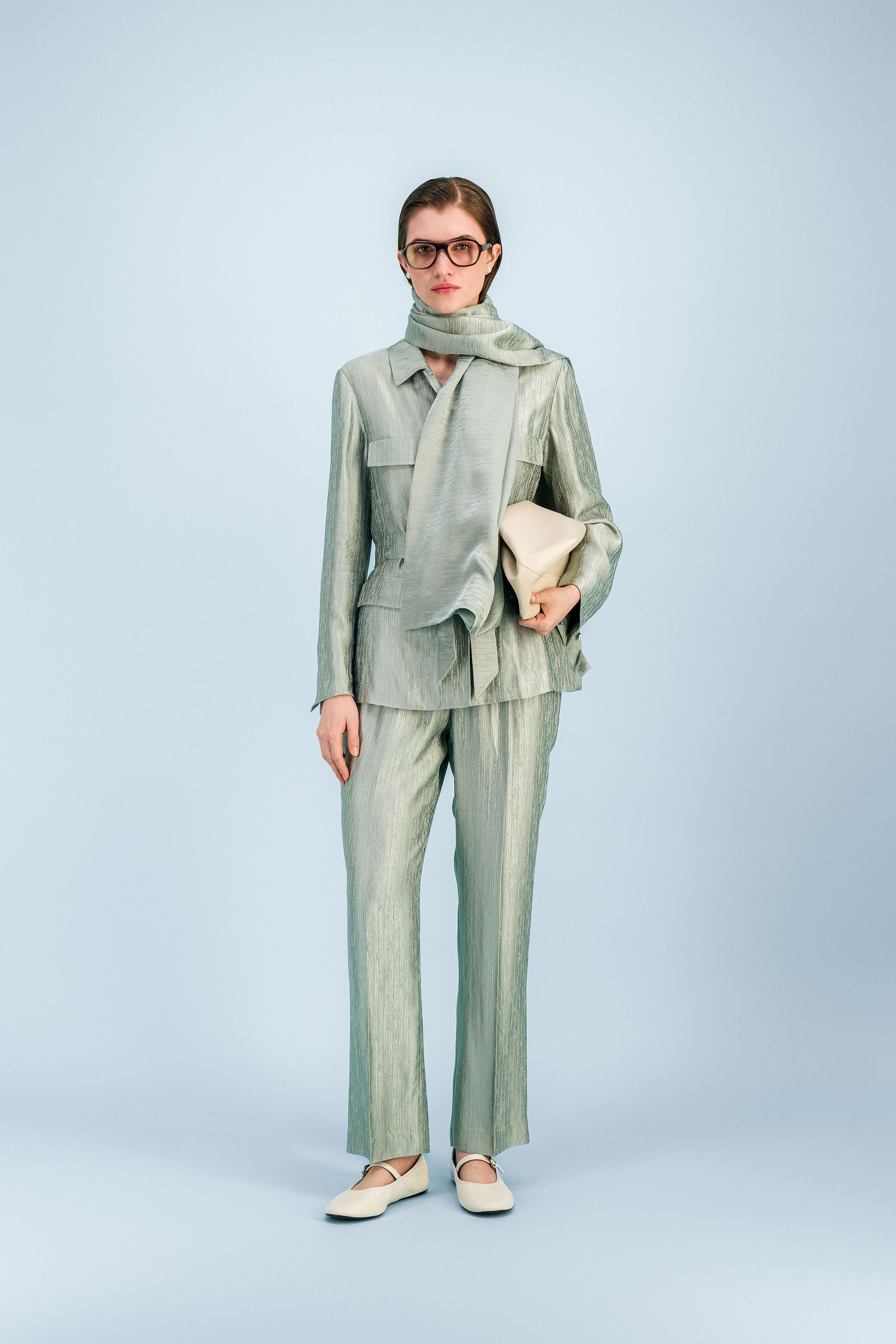 Pantalon fluide couleur sauge avec taille élastique et cordon de serrage ajustable.