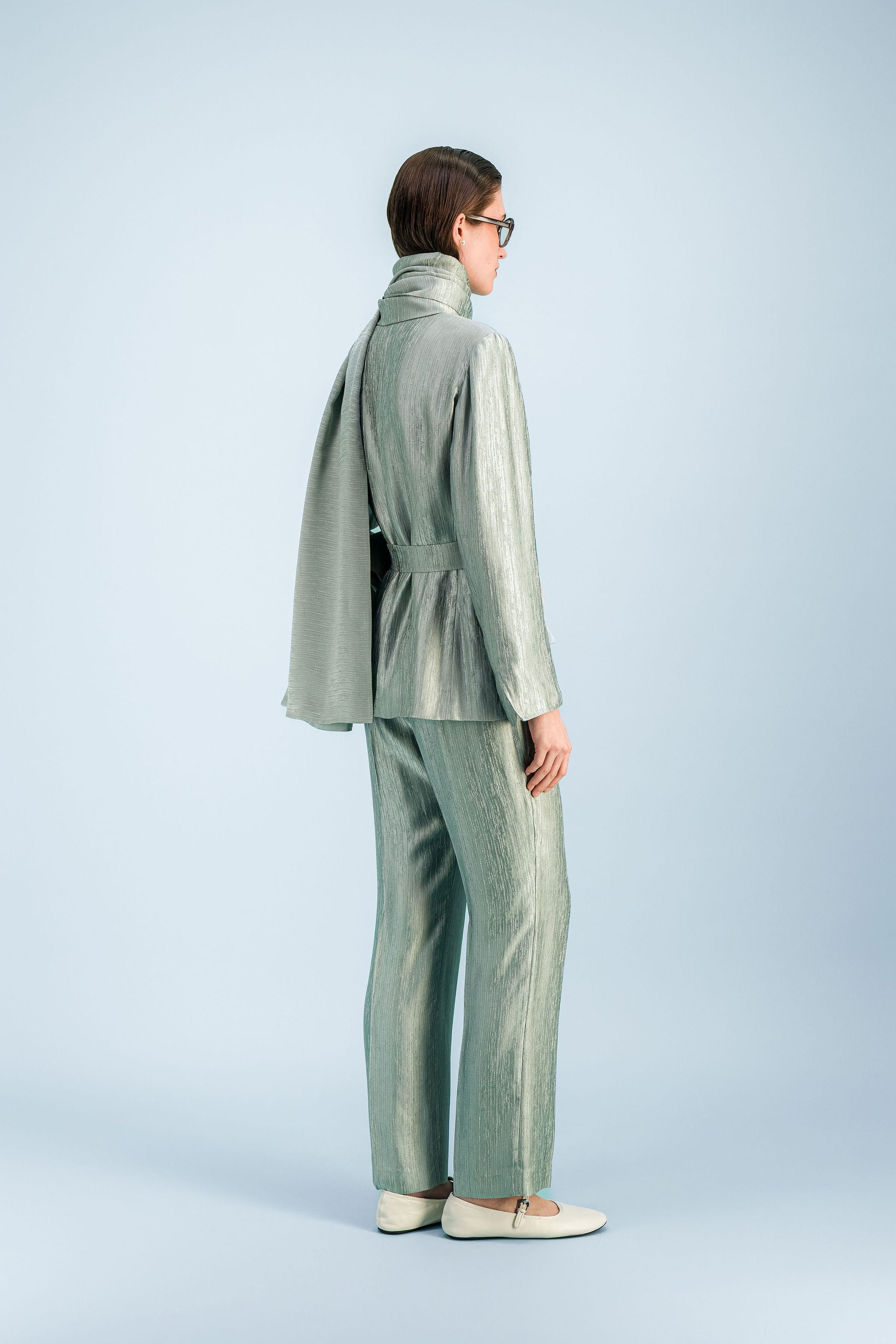 Veste-chemise femme vert sauge texturée, manches longues et silhouette structurée avec ceinture.