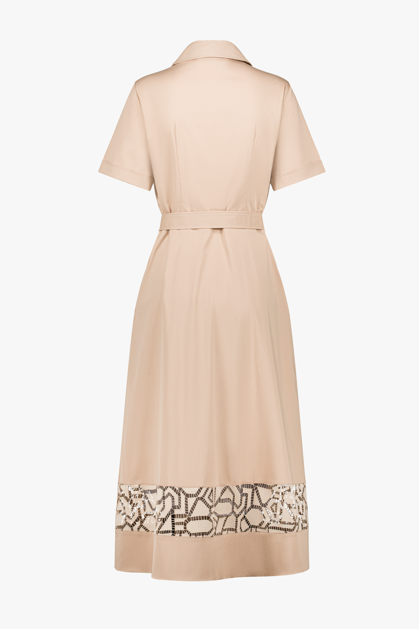Détail d’une robe en satin de coton au tombé souple, soulignée par une taille ceinturée