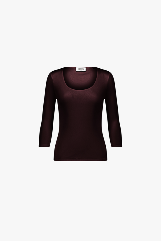 Dos du top en soie grenat, tombé fluide et ligne épurée.