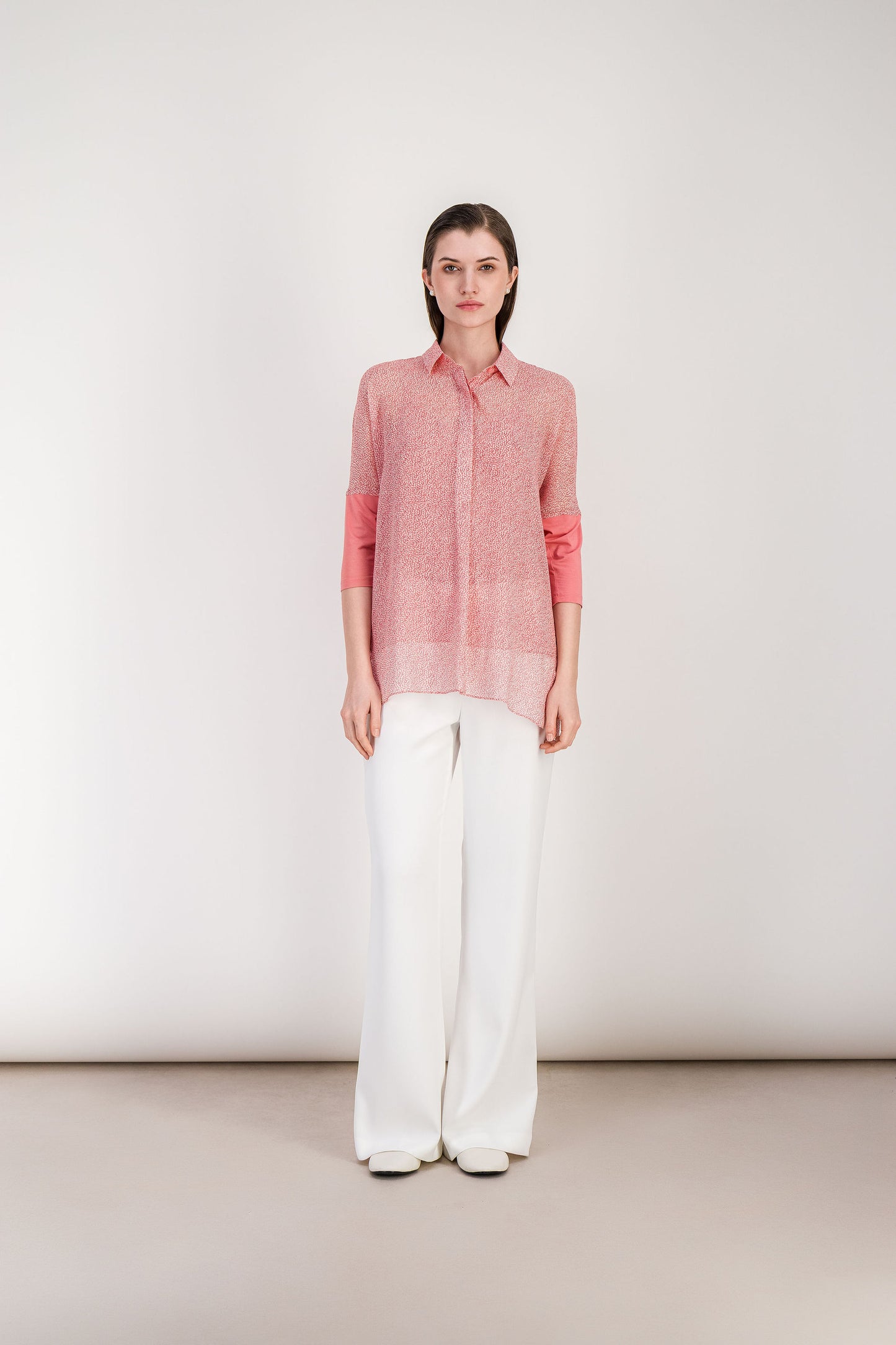 Tunique oversize en soie rose pâle avec imprimé graphique et détail métallique carré.