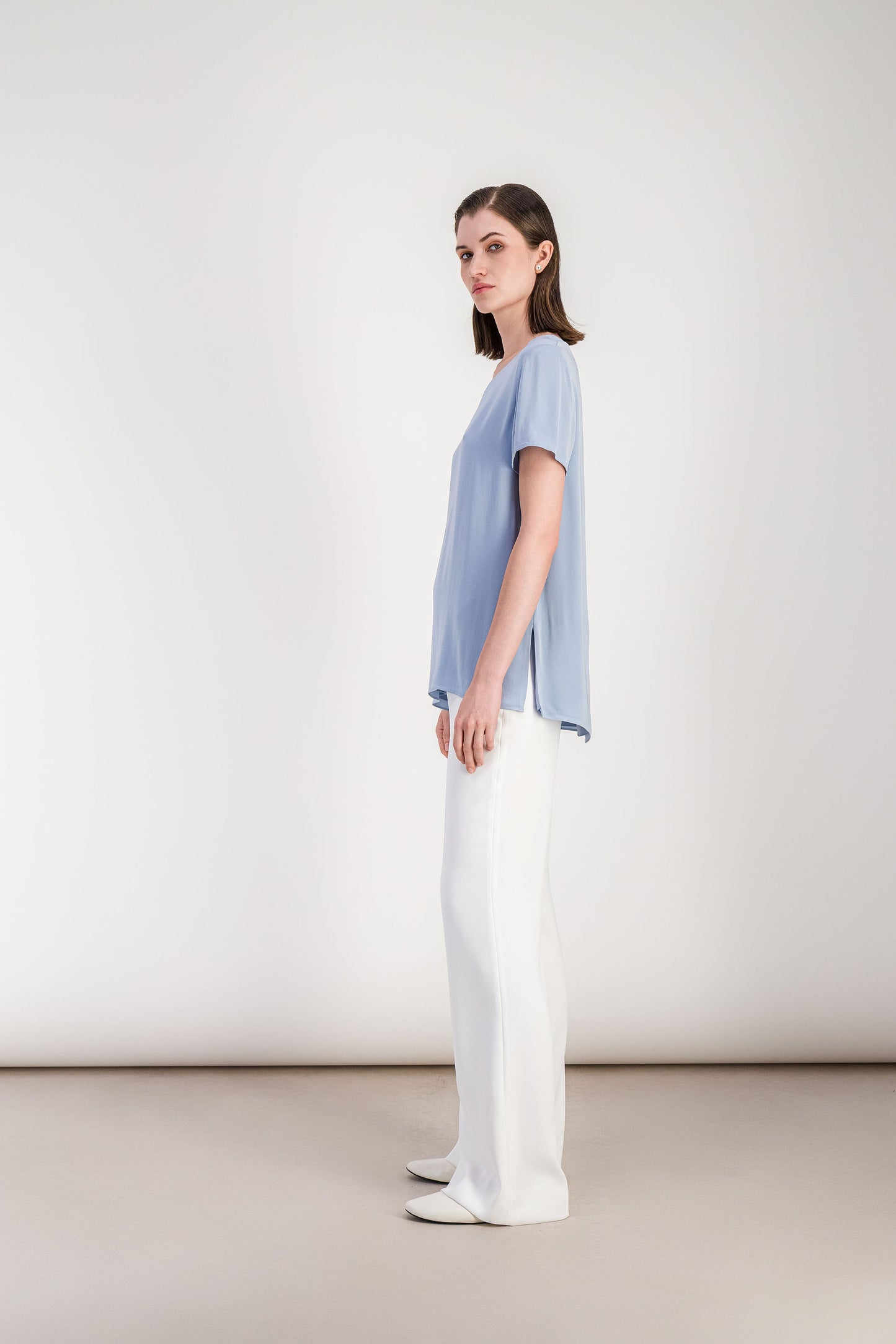 Top bleu denim élégant avec encolure ronde et silhouette simple et fluide.