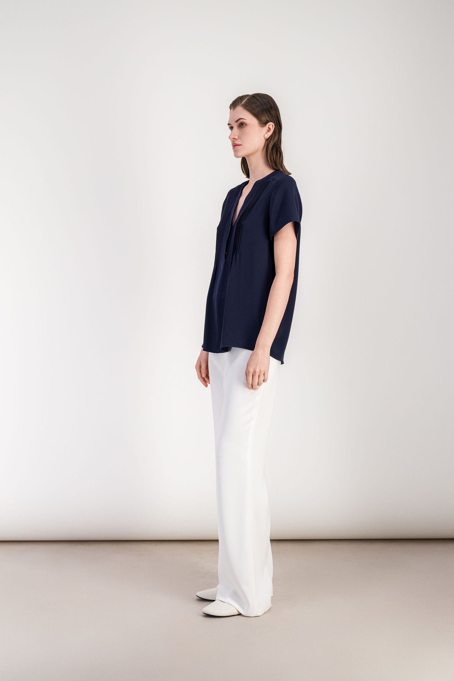 Blouse ample marine en soie à manches papillon