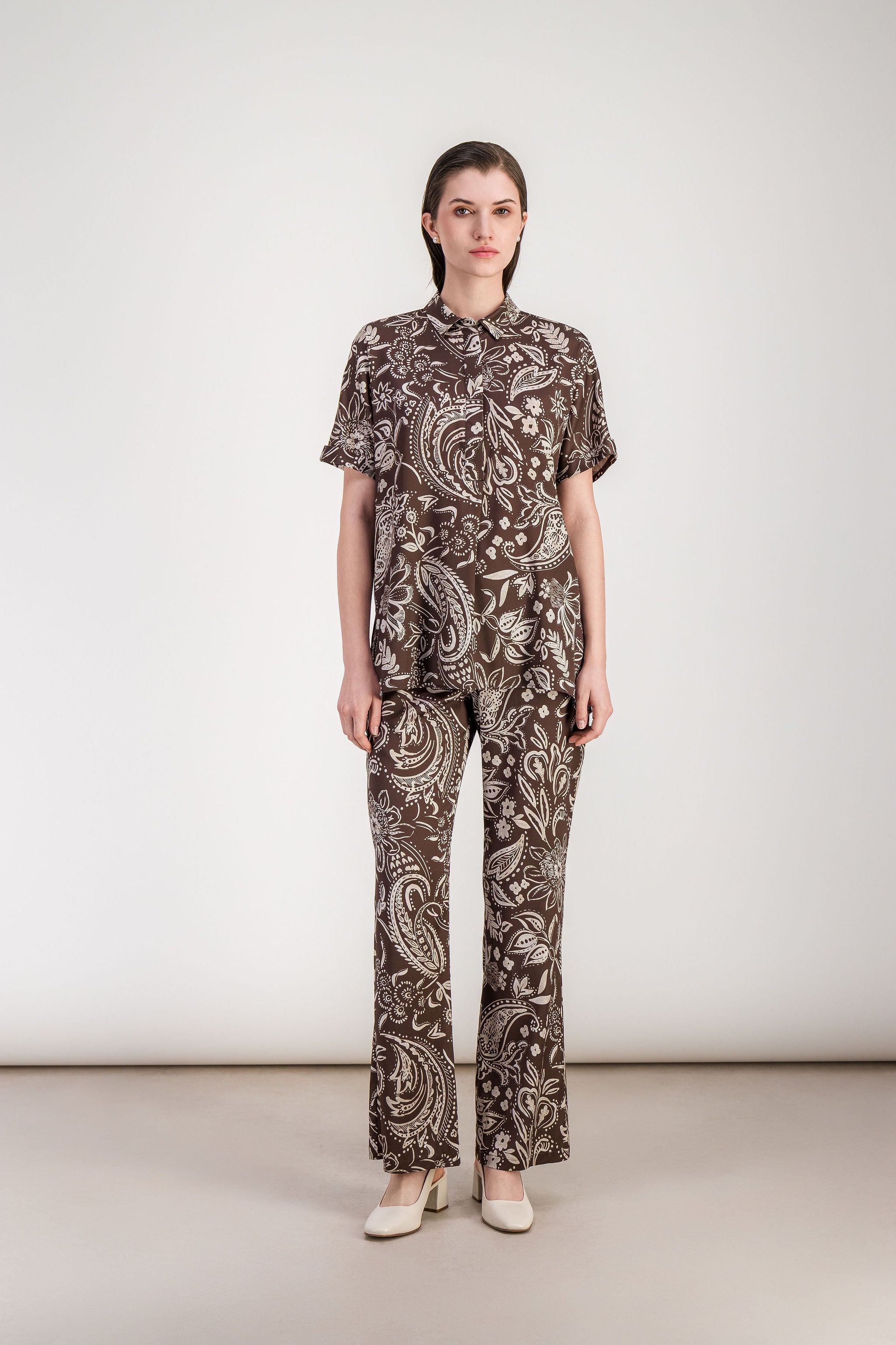 Chemise fluide en soie stretch marron glacé avec imprimé floral graphique et coupe tunique.