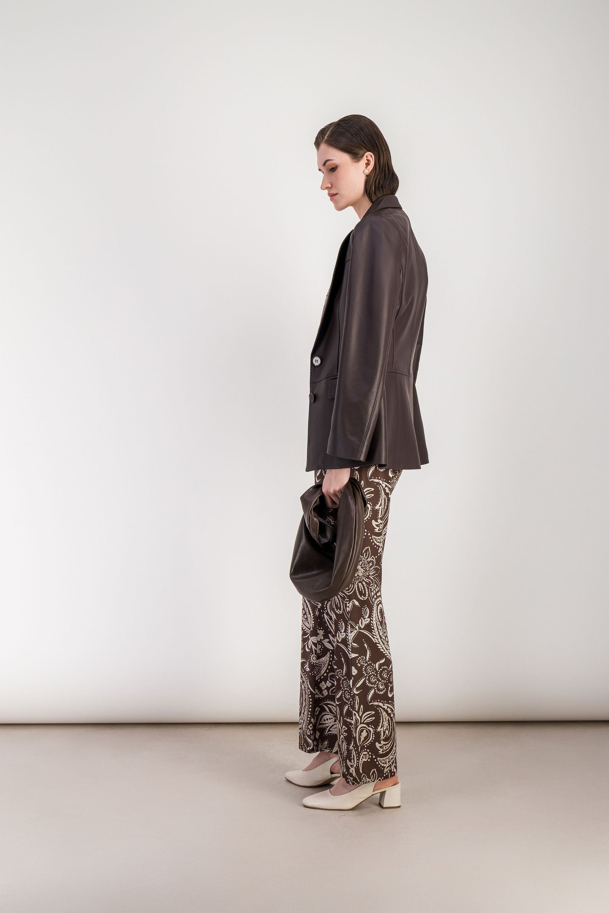 Pantalon en soie stretch marron glacé à imprimé floral avec fermeture zippée latérale invisible.