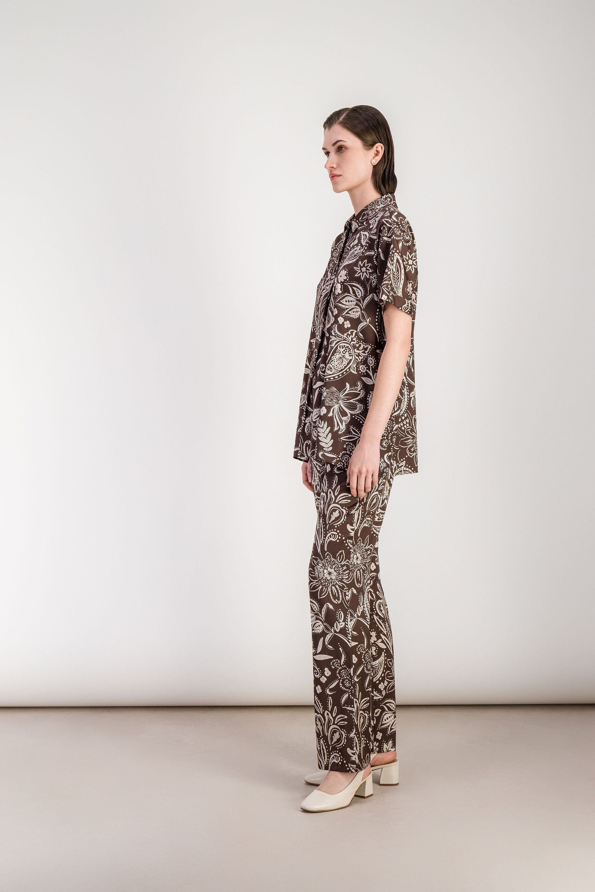 Tunique en soie stretch marron glacé avec imprimé floral ton sur ton et ligne épurée.