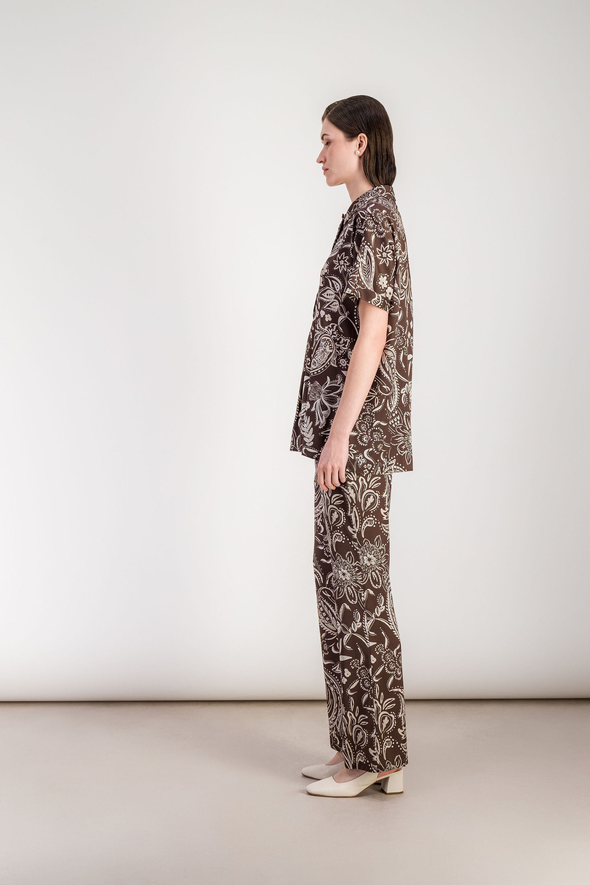 Chemise tunique en soie stretch marron glacé avec fermeture zippée invisible et imprimé floral discret.