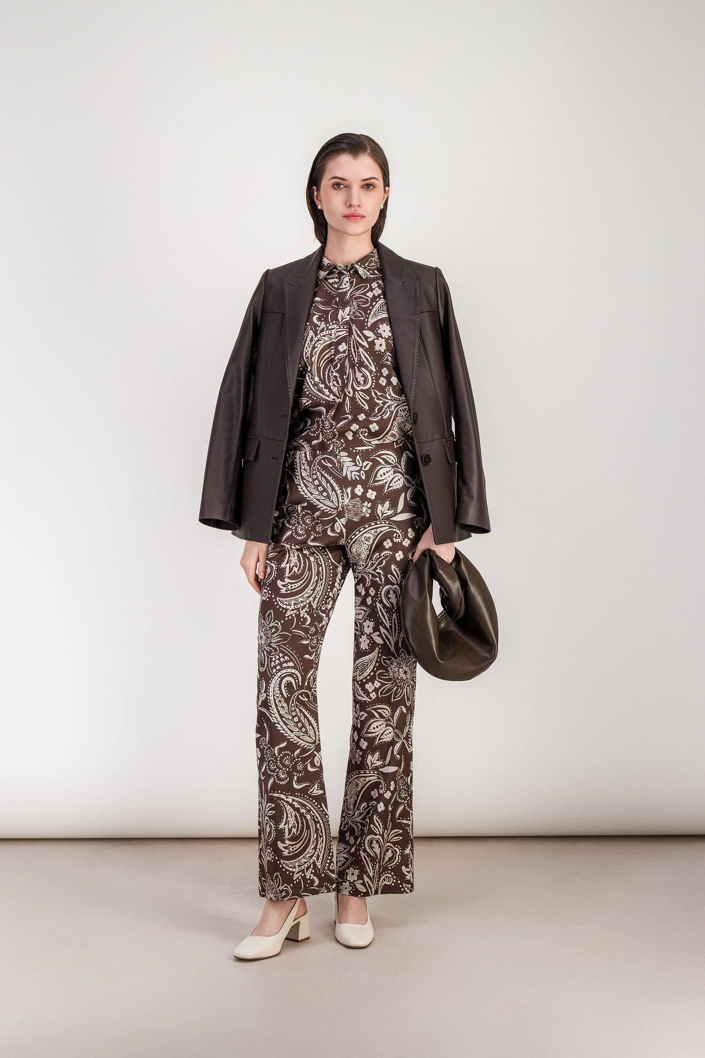 Pantalon imprimée marron glace en soie stretch