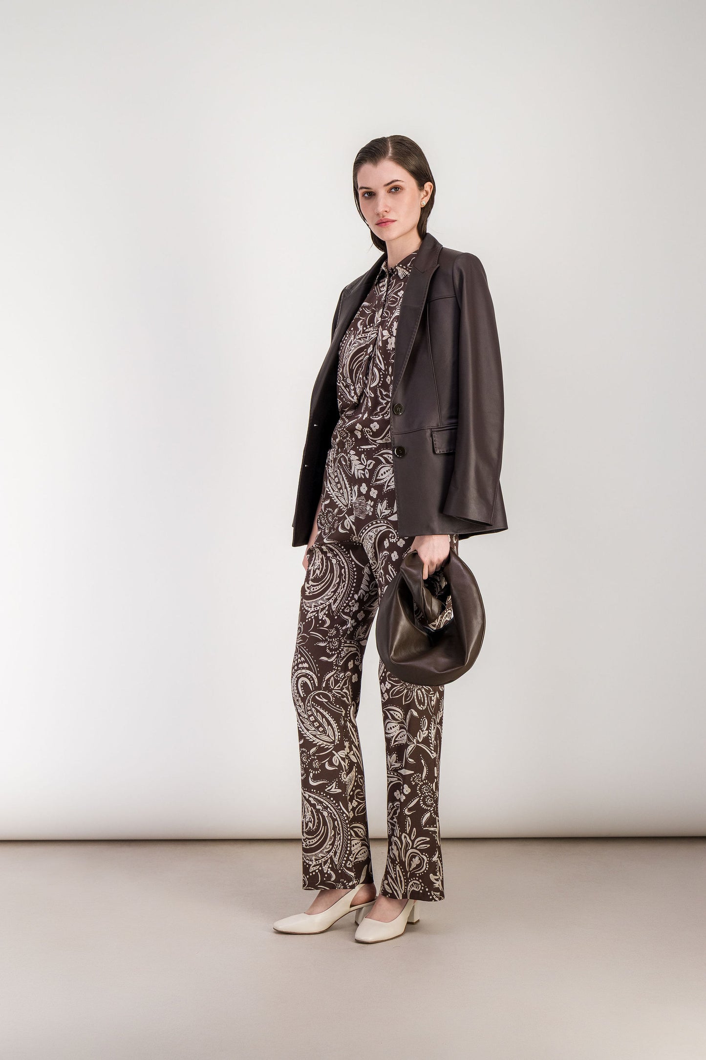 Pantalon imprimée marron glace en soie stretch