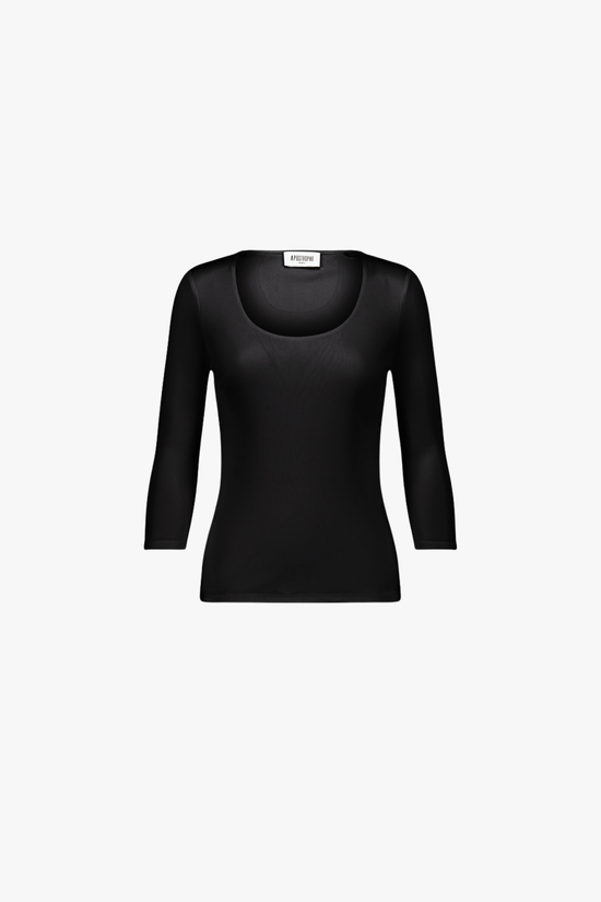 Top en soie noir à col rond et manches 3/4, coupe ajustée.