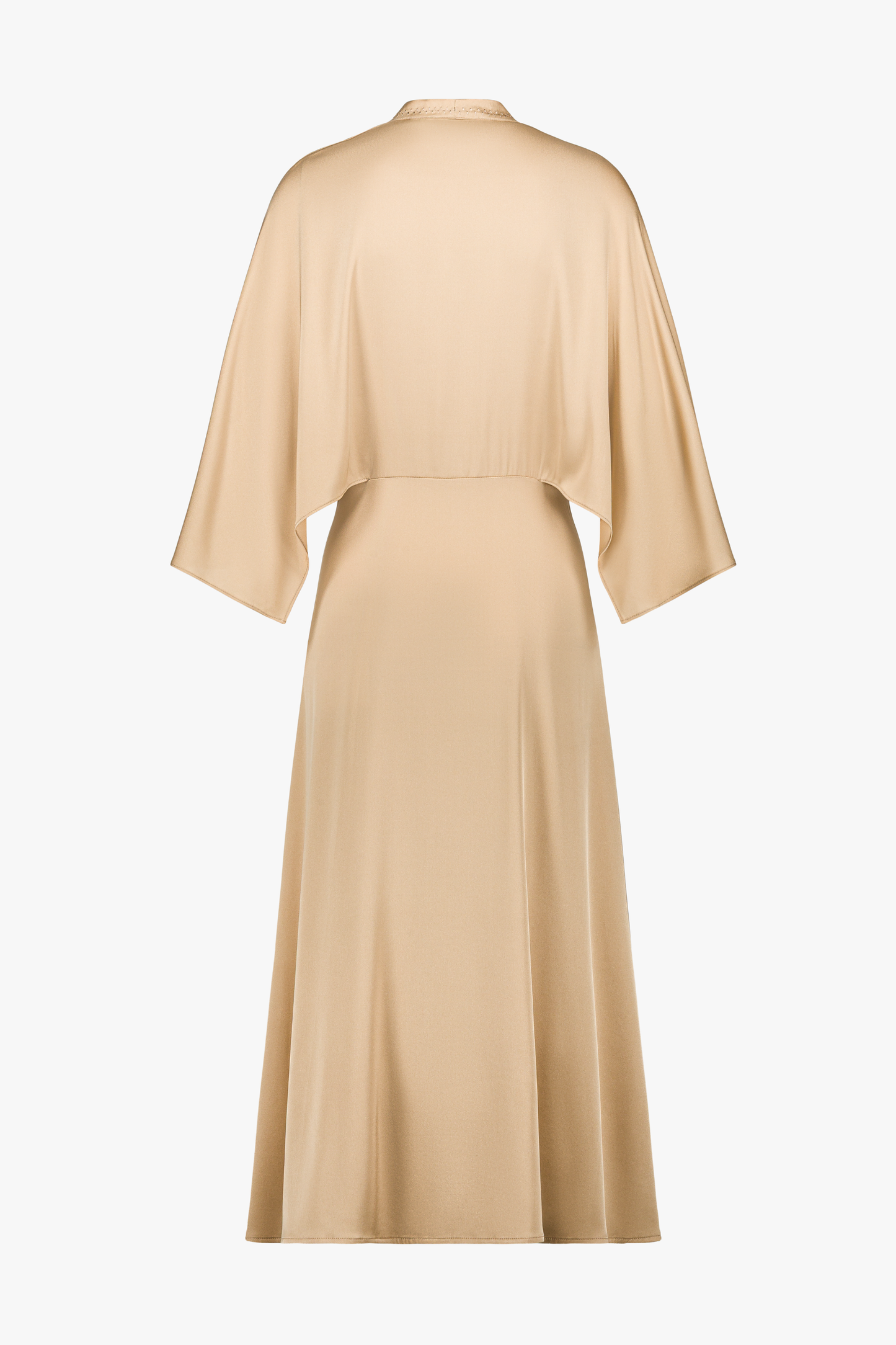 Détail d’une robe beige moyen en soie, révélant un tombé souple et des volumes amples.