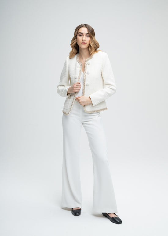 Veste courte en tweed blanc avec détail boutons bords col et poches plaquées brodés en beige 