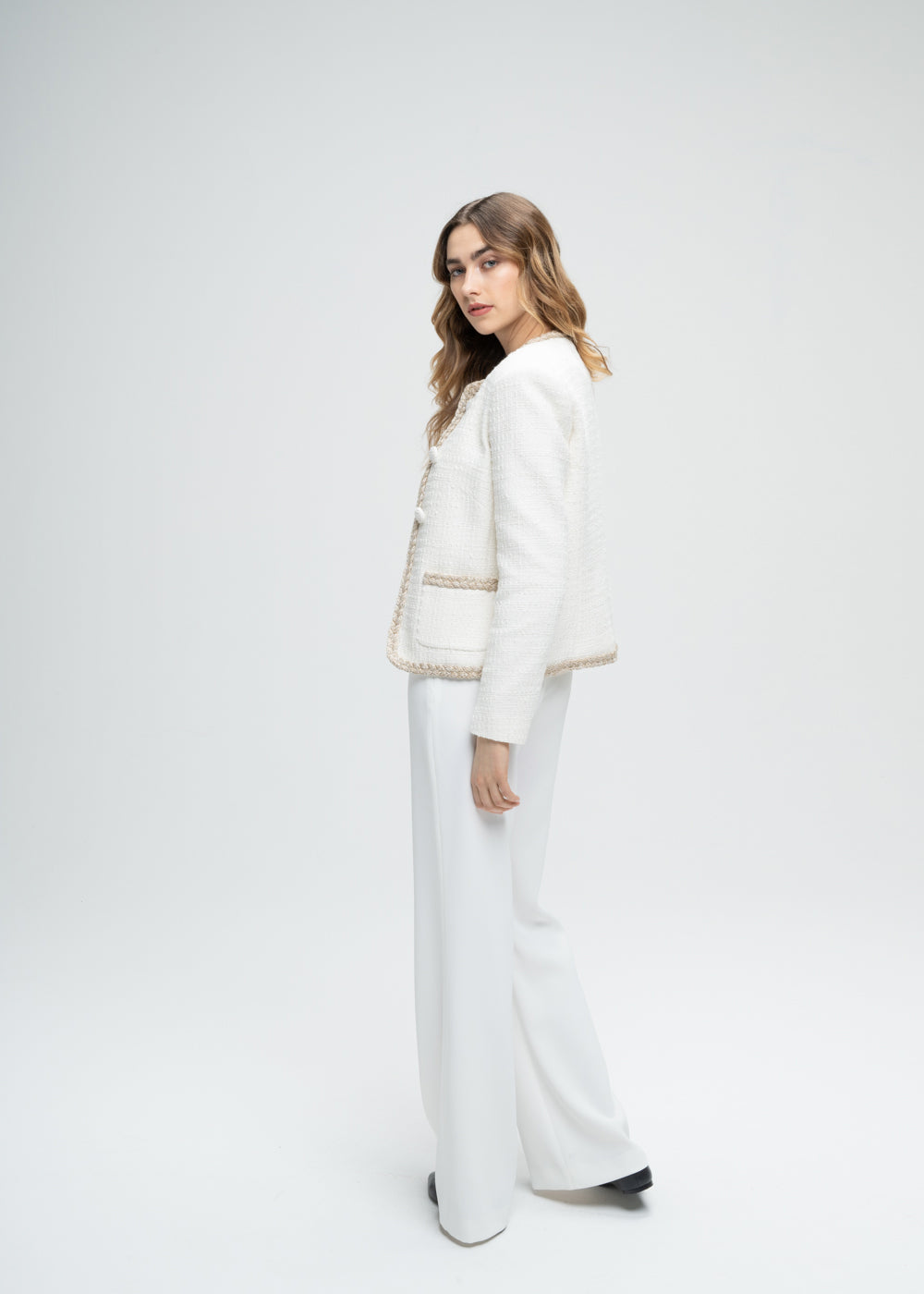 Veste courte en tweed blanc avec détail boutons bords col et poches plaquées brodés en beige 