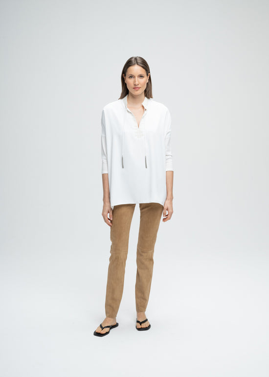 Ensemble chemise blanche et pantalon slim daim peau beige fausses poches passepoiles