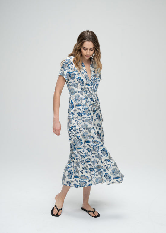 Robe longue fluide style bohème à imprimé fleuri bleu col chemise et détails cordons