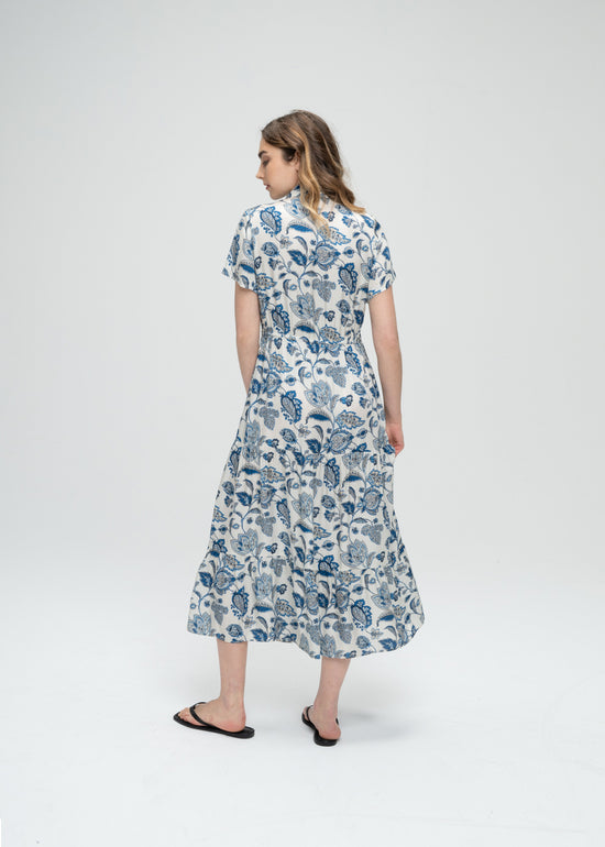 Robe longue fluide style bohème à imprimé fleuri bleu col chemise et détails cordons