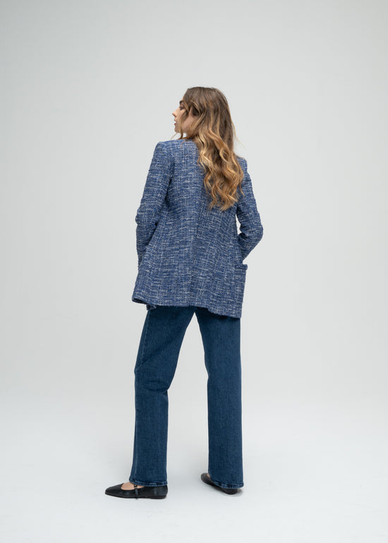 Blazer long en tweed bleu bord col V tressé quatre boutons et poches plaquées