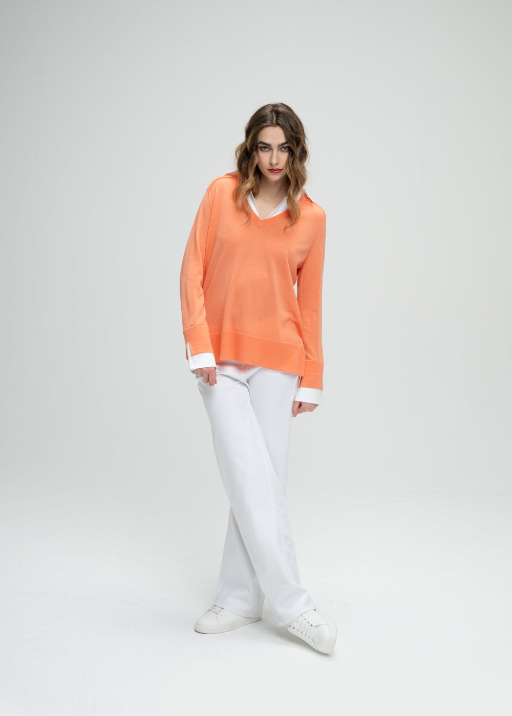 Pull chemise trompe-l'œil orange avec popeline qui depasse sur col V et manches et détails côtelés bords