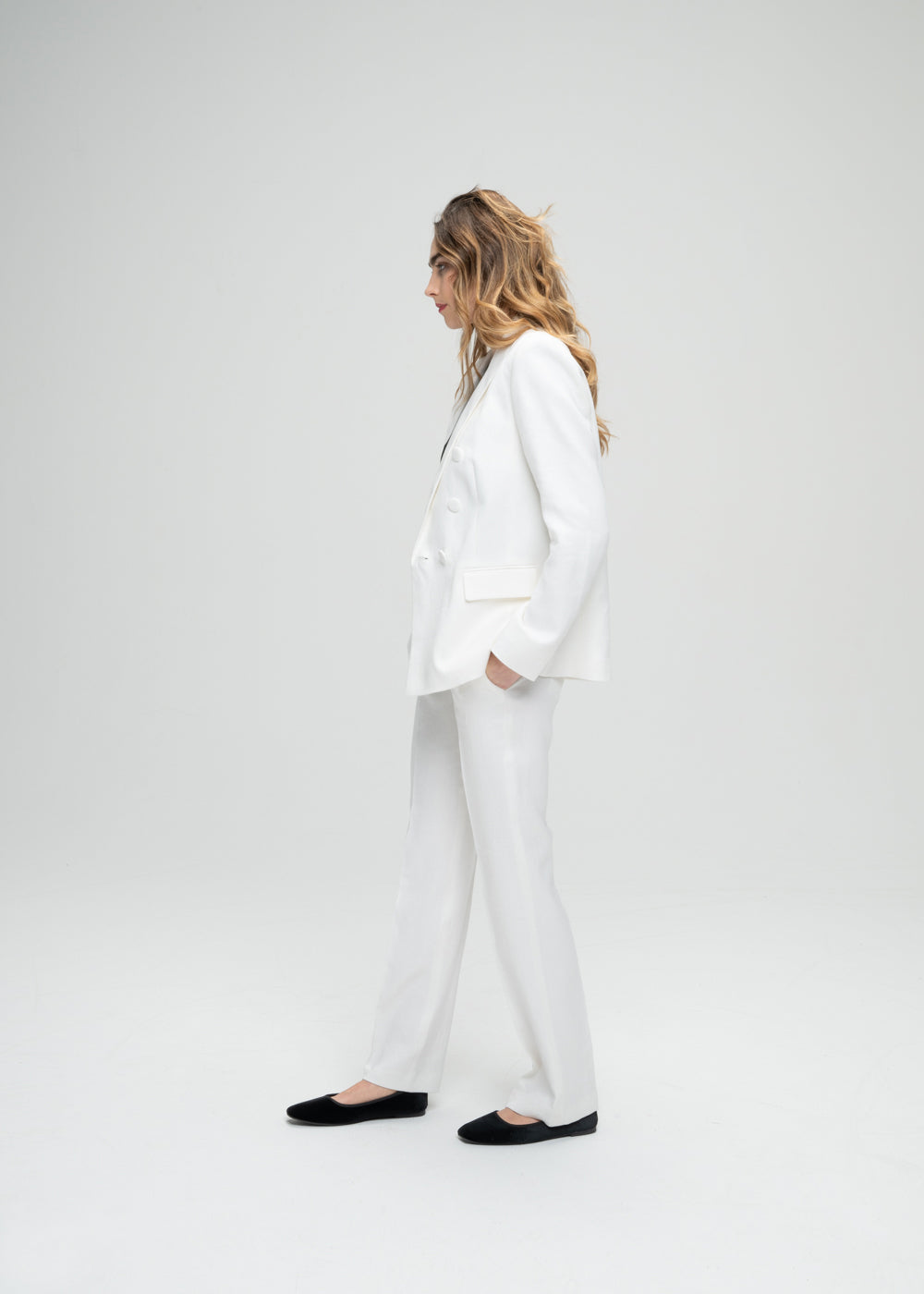 Veste de tailleur croisée cintrée blanc avec poches à rabat et 6 boutons