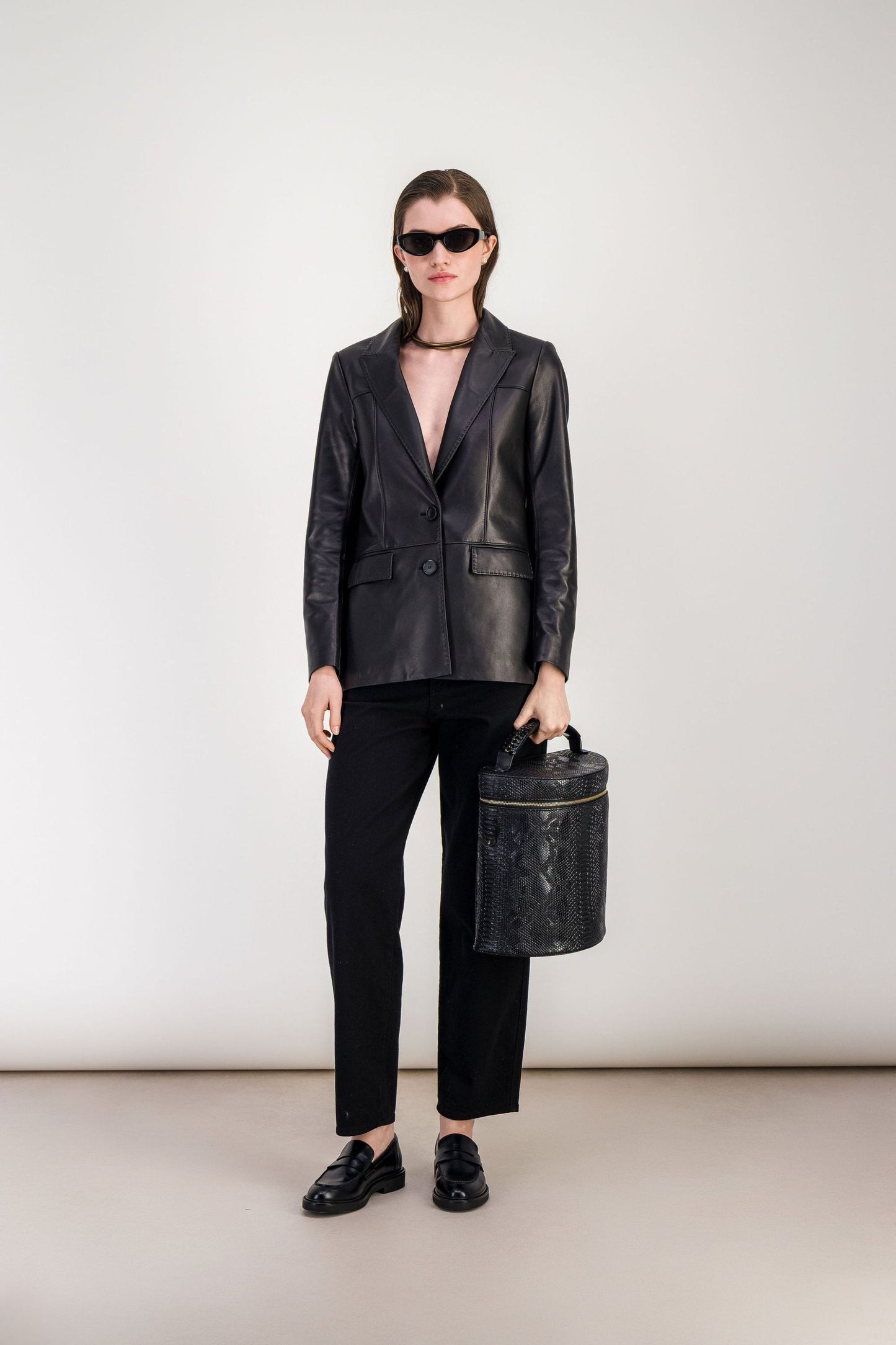 Black carrot-cut jeans