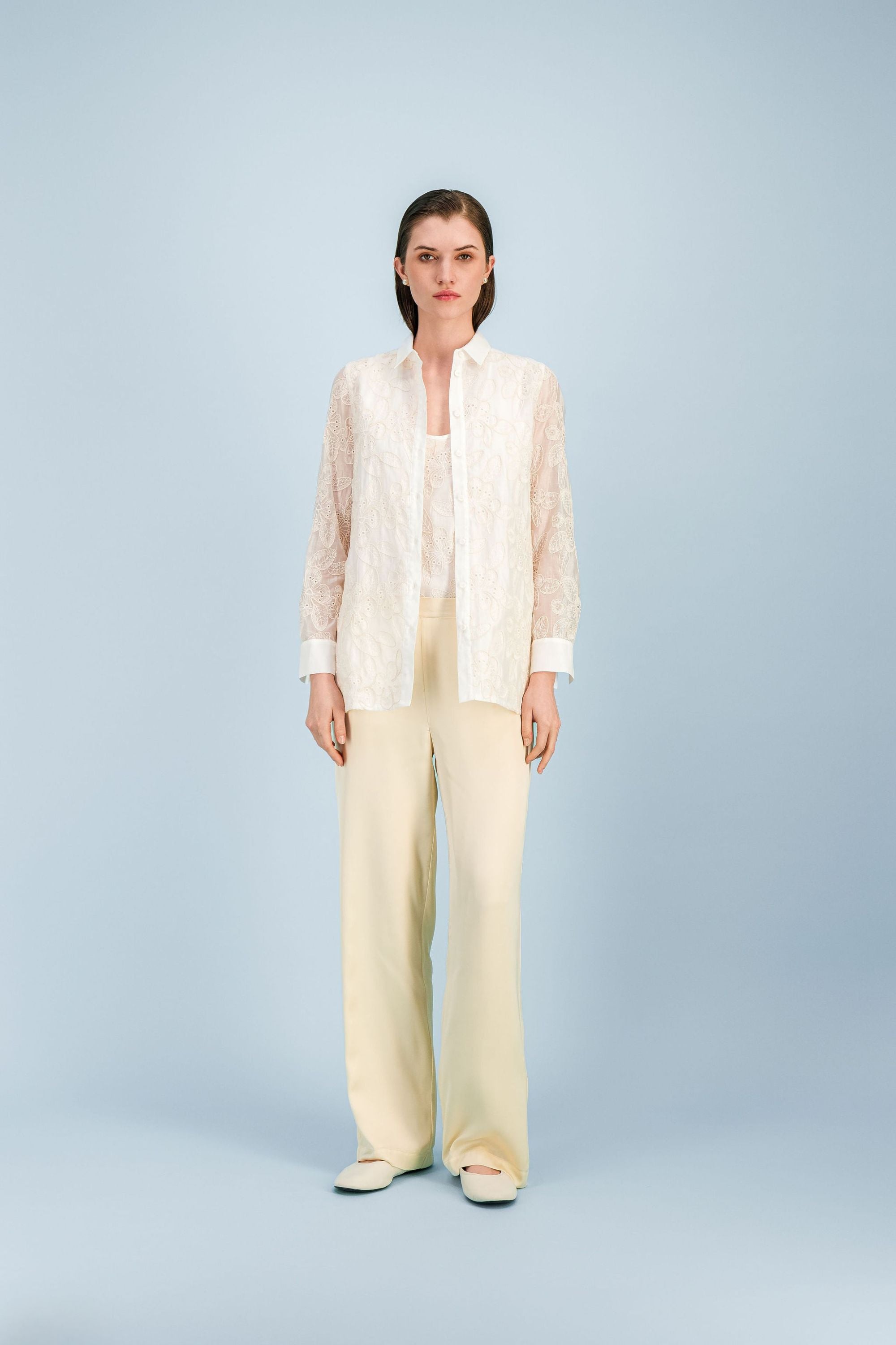 Chemise blanche cassée à broderie florale ton sur ton, manches longues et patte de boutonnage.