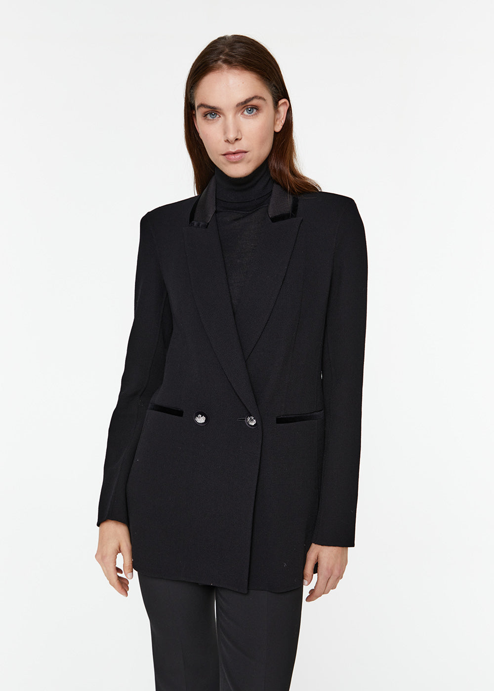 Veste tailleur croisée en laine noir avec poches passepoiles et deux boutons à l'avant et détails satinés