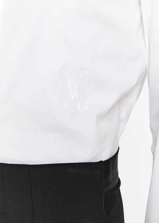 Détail monogramme chemise courte blanche en coton