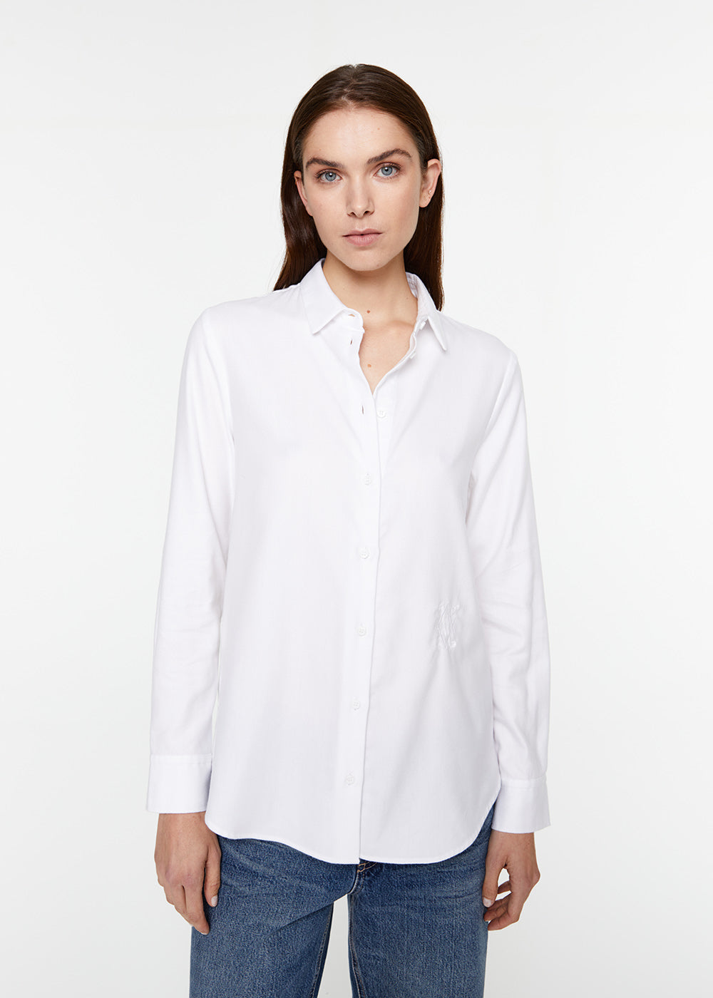 Chemise droite blanche en coton boutonnière apparente et détail monogramme
