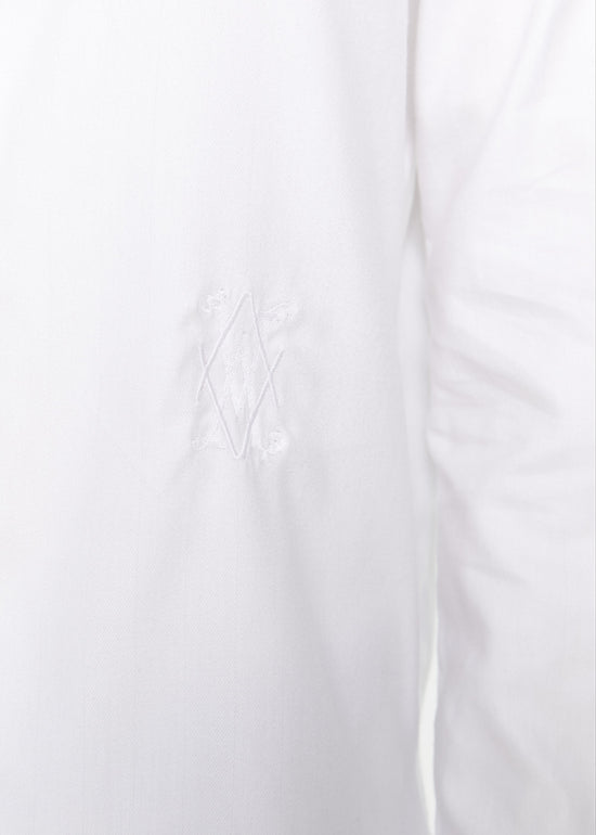Détail monogramme chemise droite blanche en coton boutonnière apparente
