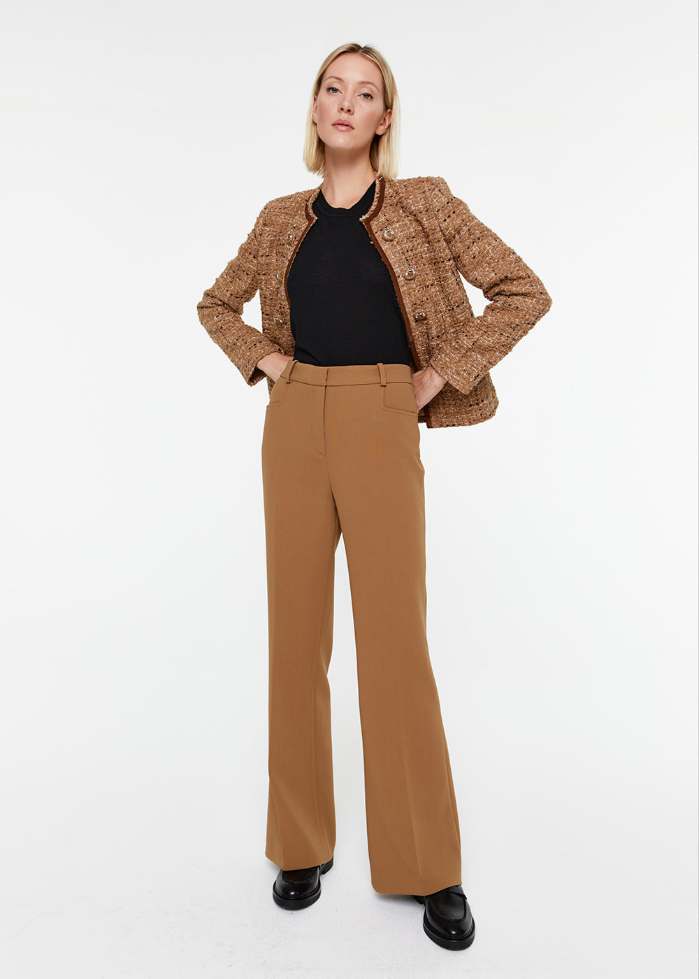 Pantalon évasé à plis en laine camel, coupe droite