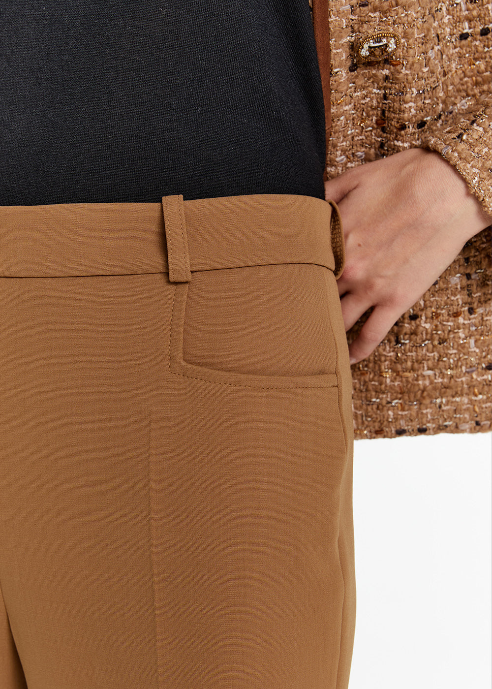 Détail poche pantalon évasé à plis en laine camel, coupe droite
