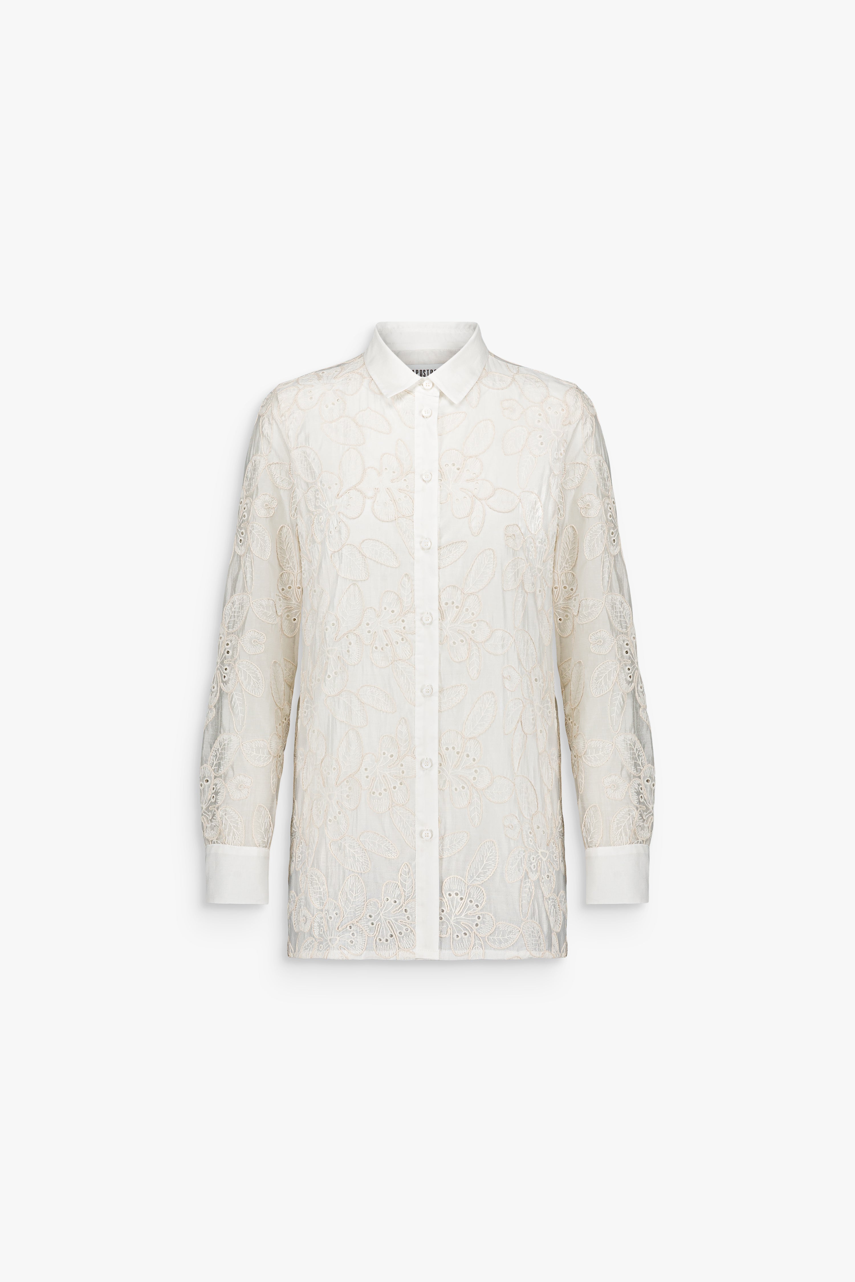 Chemise blanc cassé en dentelle florale ton sur ton avec col classique et manches longues.